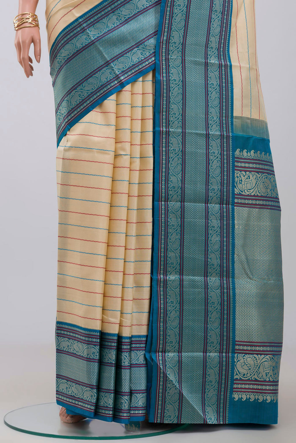 Pleats and pallu of Off White Kanjivaram Silk Saree with Veldhari on the body and Thread Border. 
