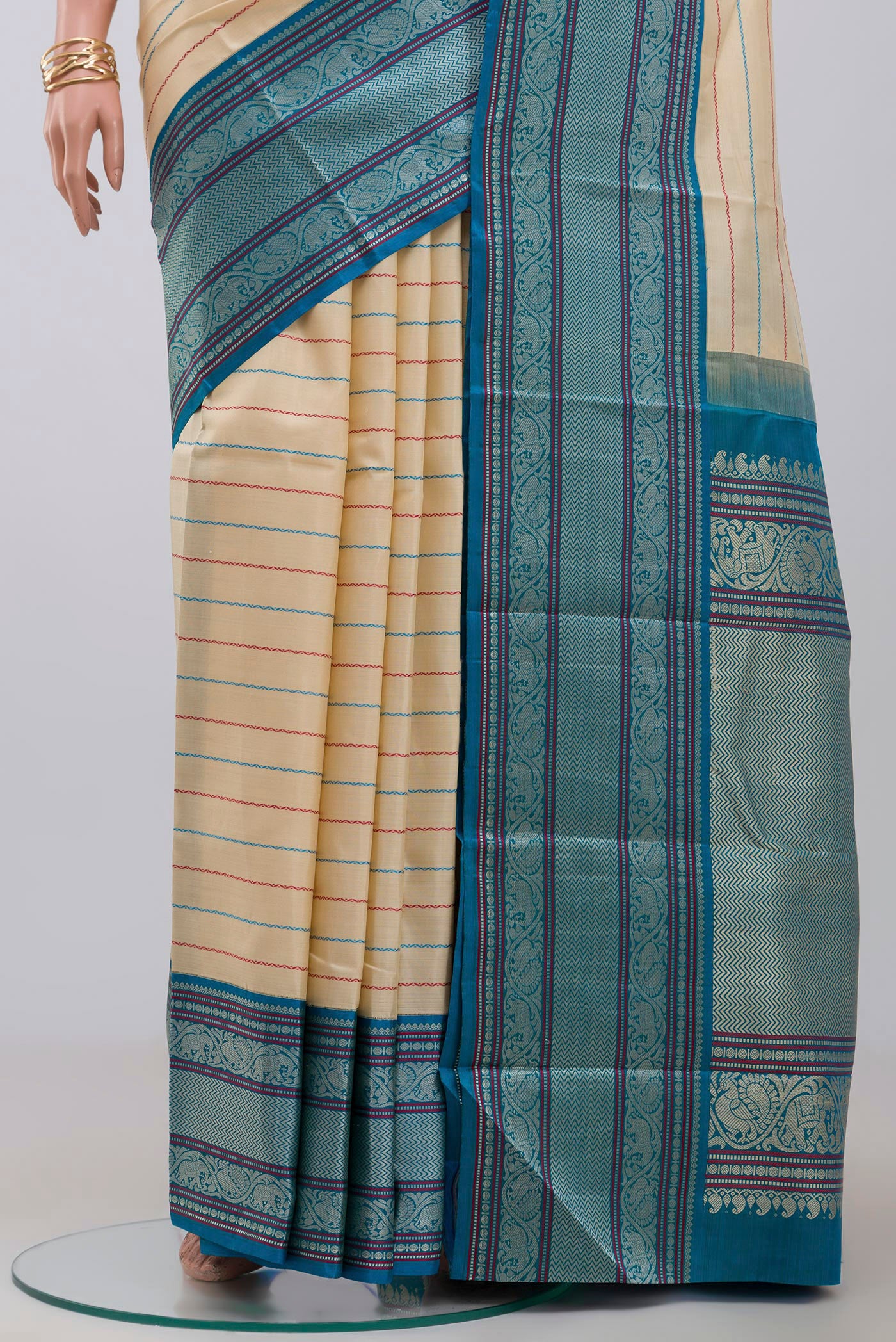 Pleats and pallu of Off White Kanjivaram Silk Saree with Veldhari on the body and Thread Border. 