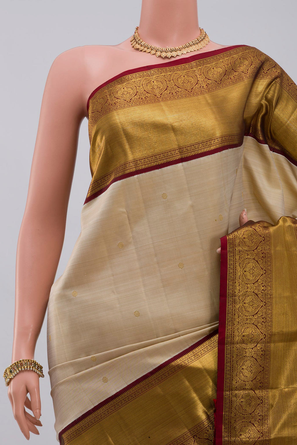 Border image of Pure Silk Pure Zari Off White Kanchipuram Saree with Zari Butta on the body and Zari Border. 