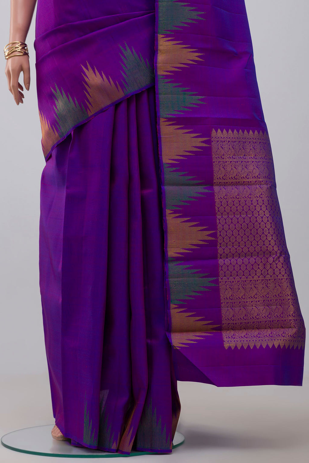 Pleats and pallu of Purple Kanjivaram Saree with Plain Body and Temple Border. 