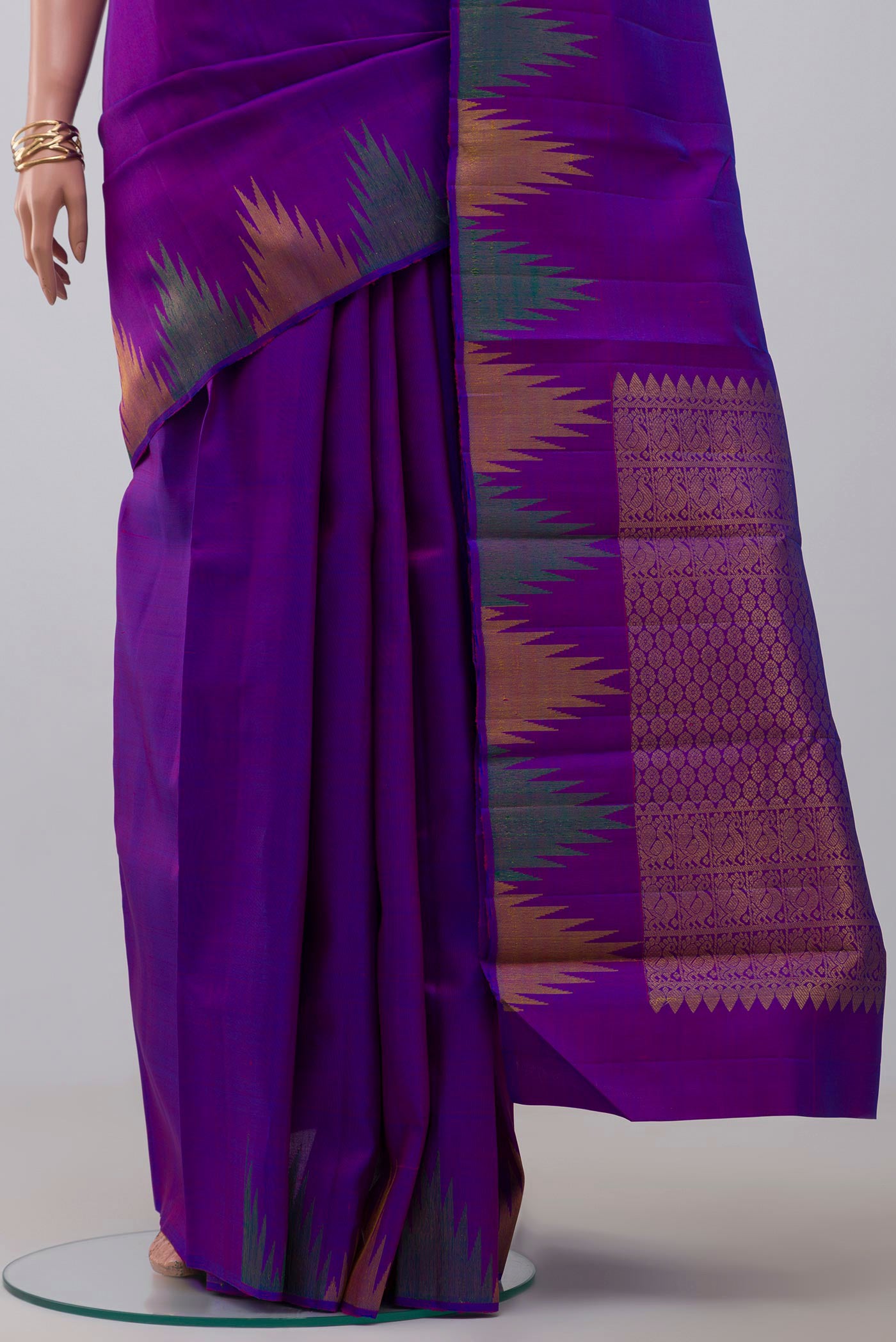 Pleats and pallu of Purple Kanjivaram Saree with Plain Body and Temple Border. 