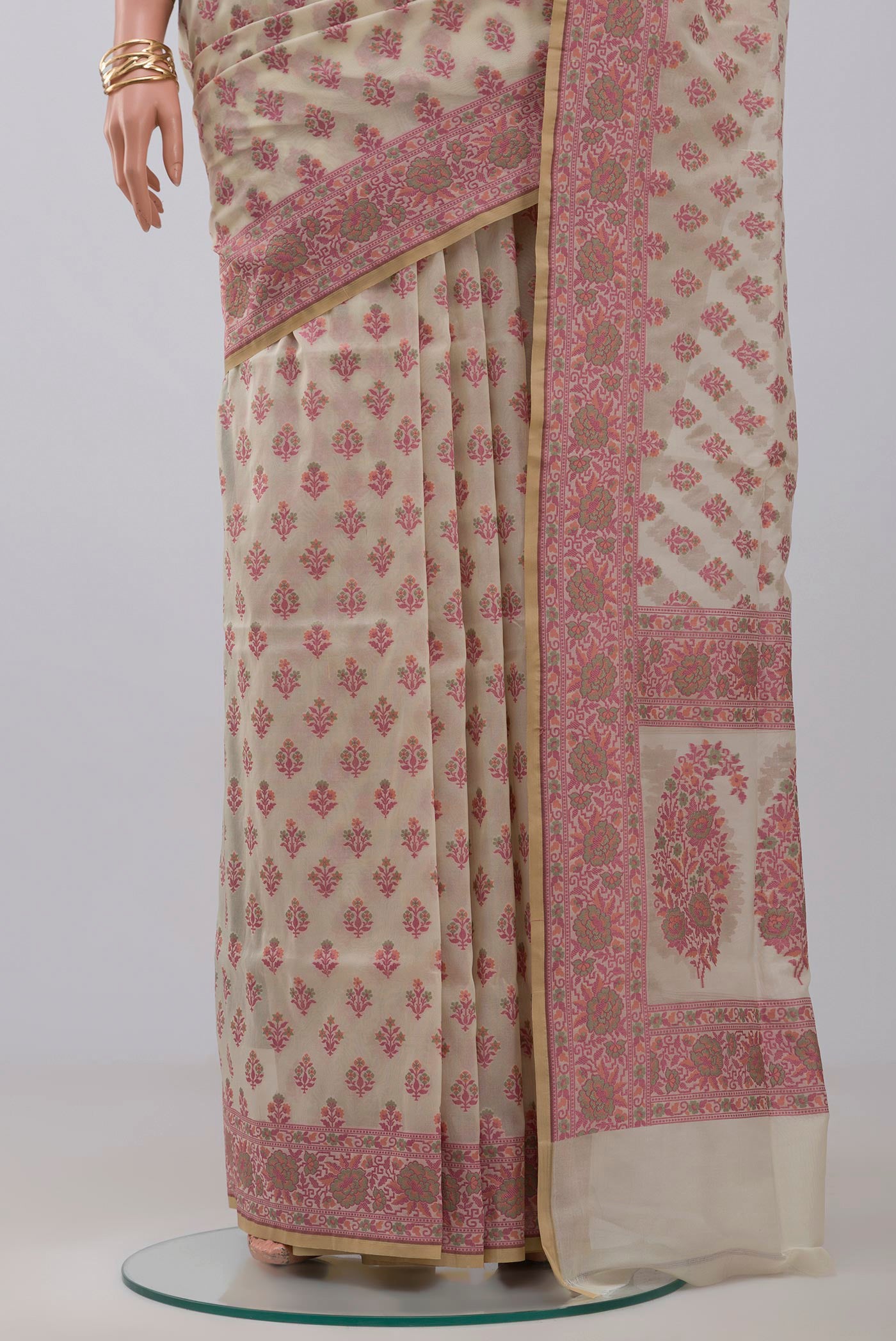Pleats and pallu of Off White Banarasi Saree with Thread Butta on the body and Thread Border. 