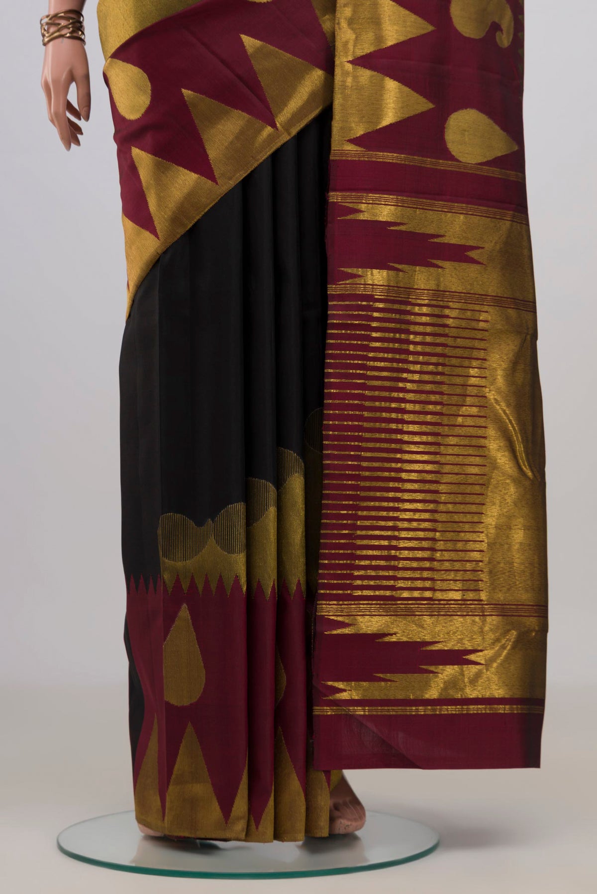 Pleats and pallu of Pure Silk Black Kanchipuram Saree with Plain Body and Temple Border. 