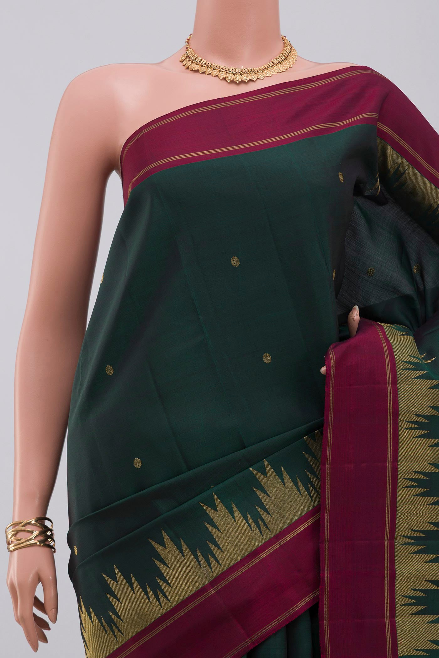 Border image of Pure Silk Pure Zari Green Kanchipuram Saree with Zari Butta on the body and Thin Zari Line. 