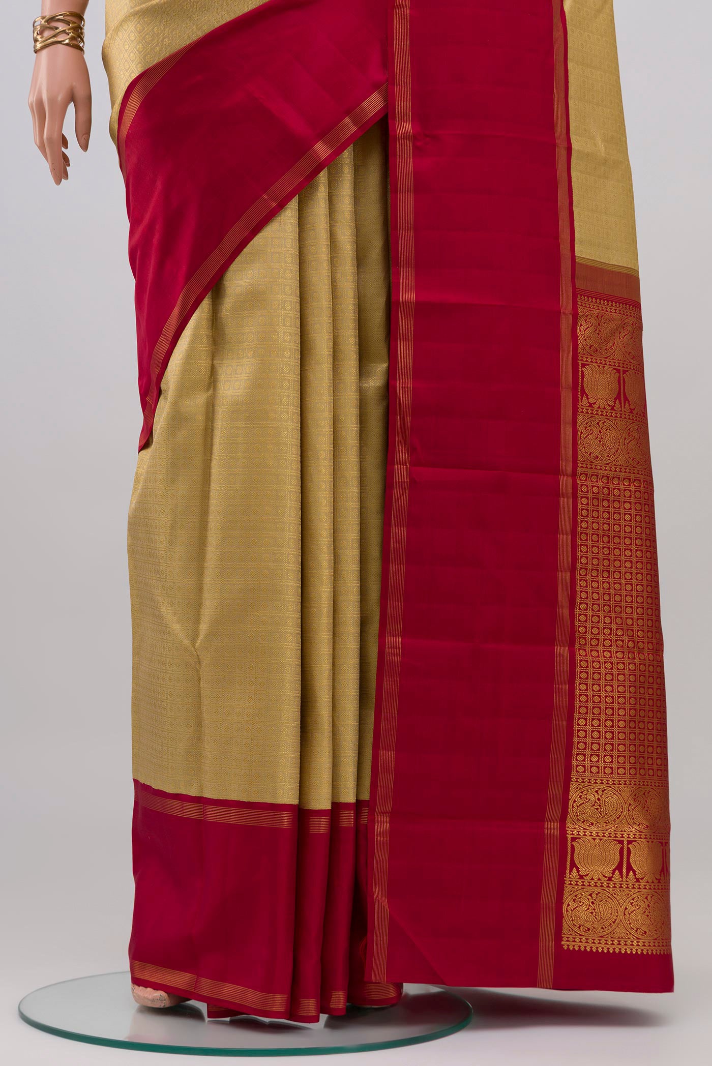 Pleats and pallu of Golden Kanchipuram Silk Saree with Zari Brocade on the body and Thin Zari Line. 