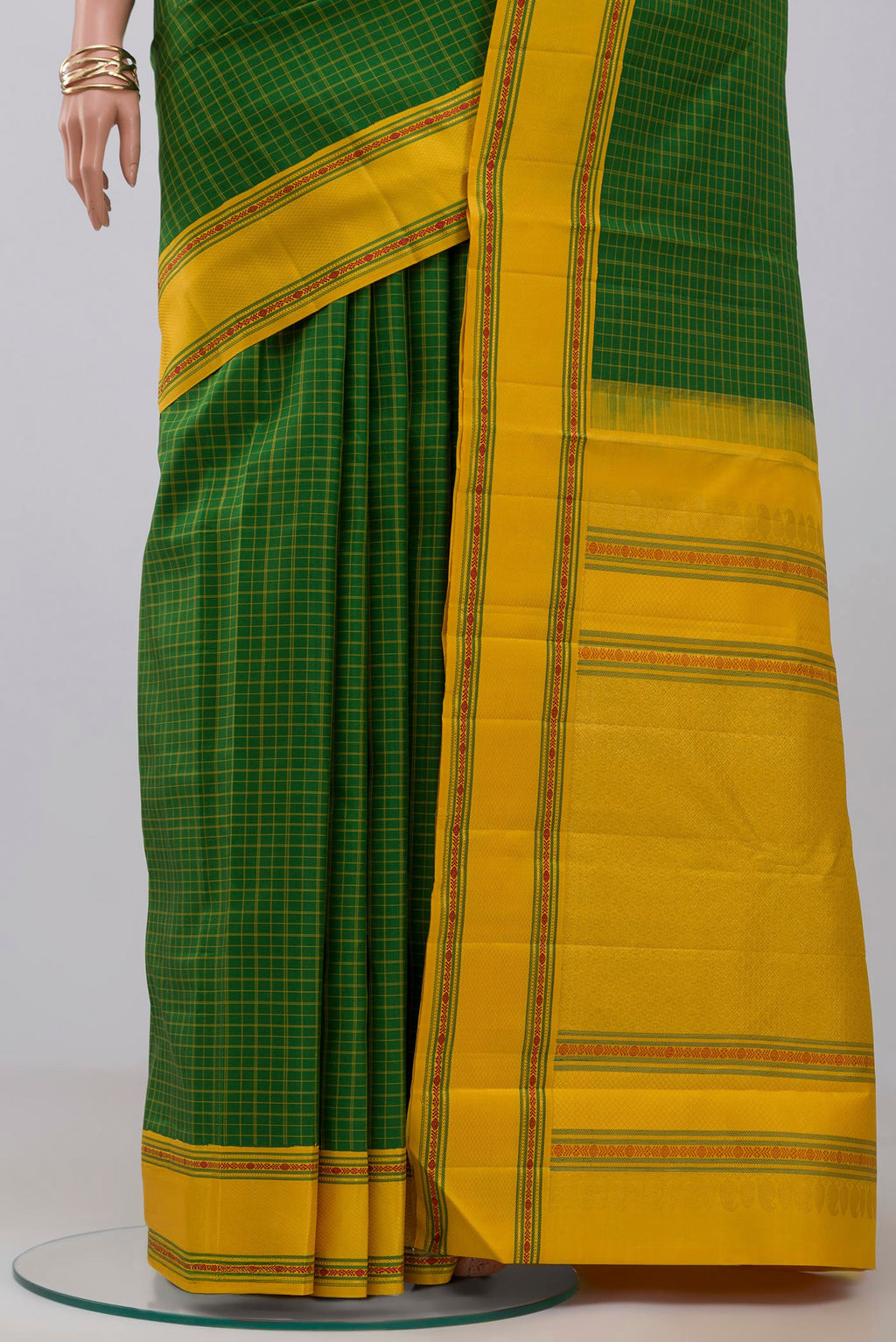 Pleats and pallu of Green Kanjivaram Saree with Checked design on the body and Thread Border. 