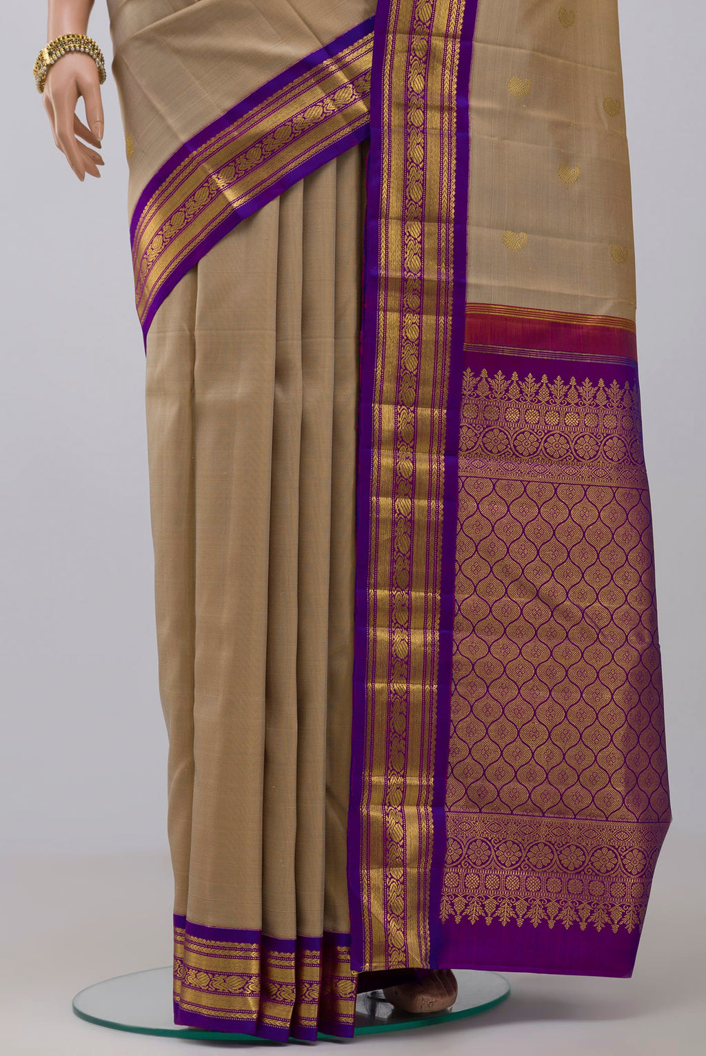 Pleats and pallu of Pure Silk Pure Zari Cream Kanchipuram Saree with Zari Butta on the body and Zari Border. 