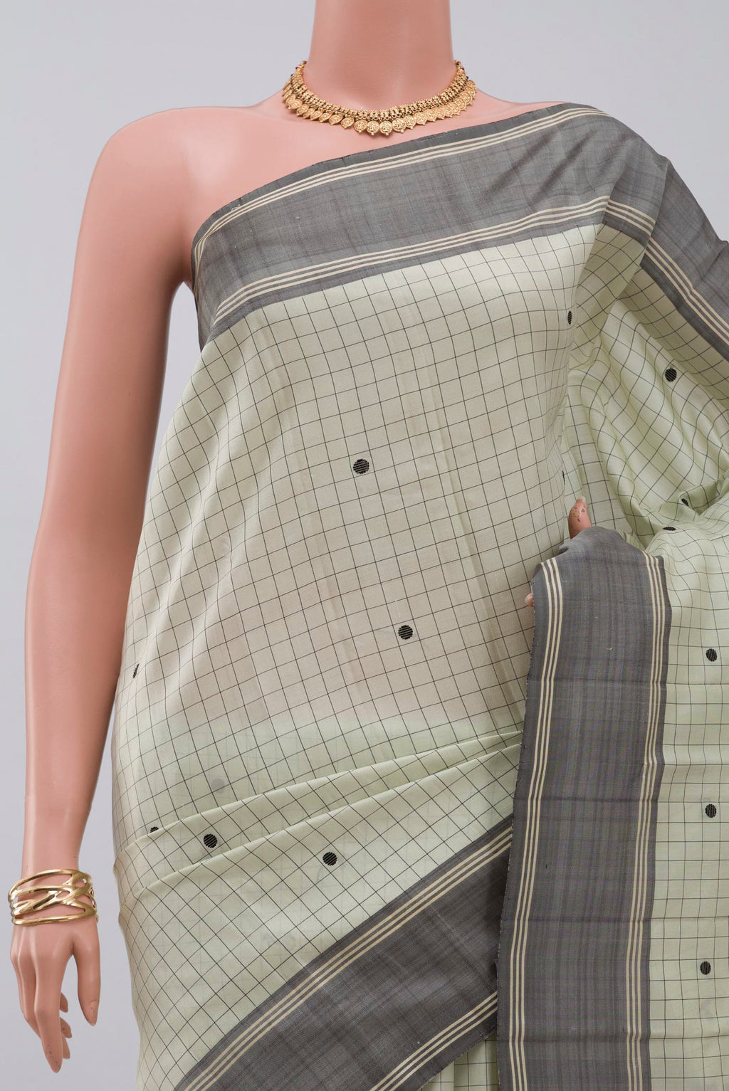 Border image of Pista Green Kanjivaram Saree with Checked design on the body and Plain Border. 
