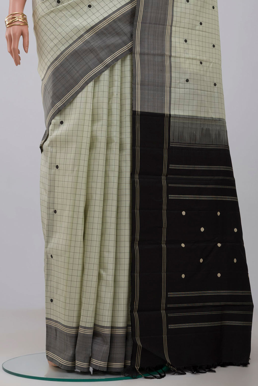 Pleats and pallu of Pista Green Kanjivaram Saree with Checked design on the body and Plain Border. 