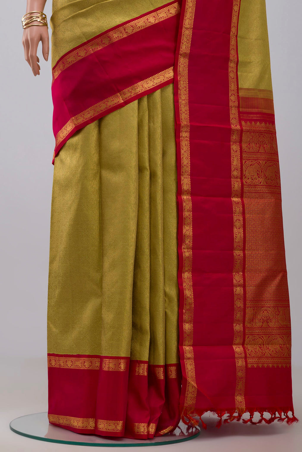 Pleats and pallu of Golden Kanchipuram Saree with Zari Brocade on the body and Zari Border. 