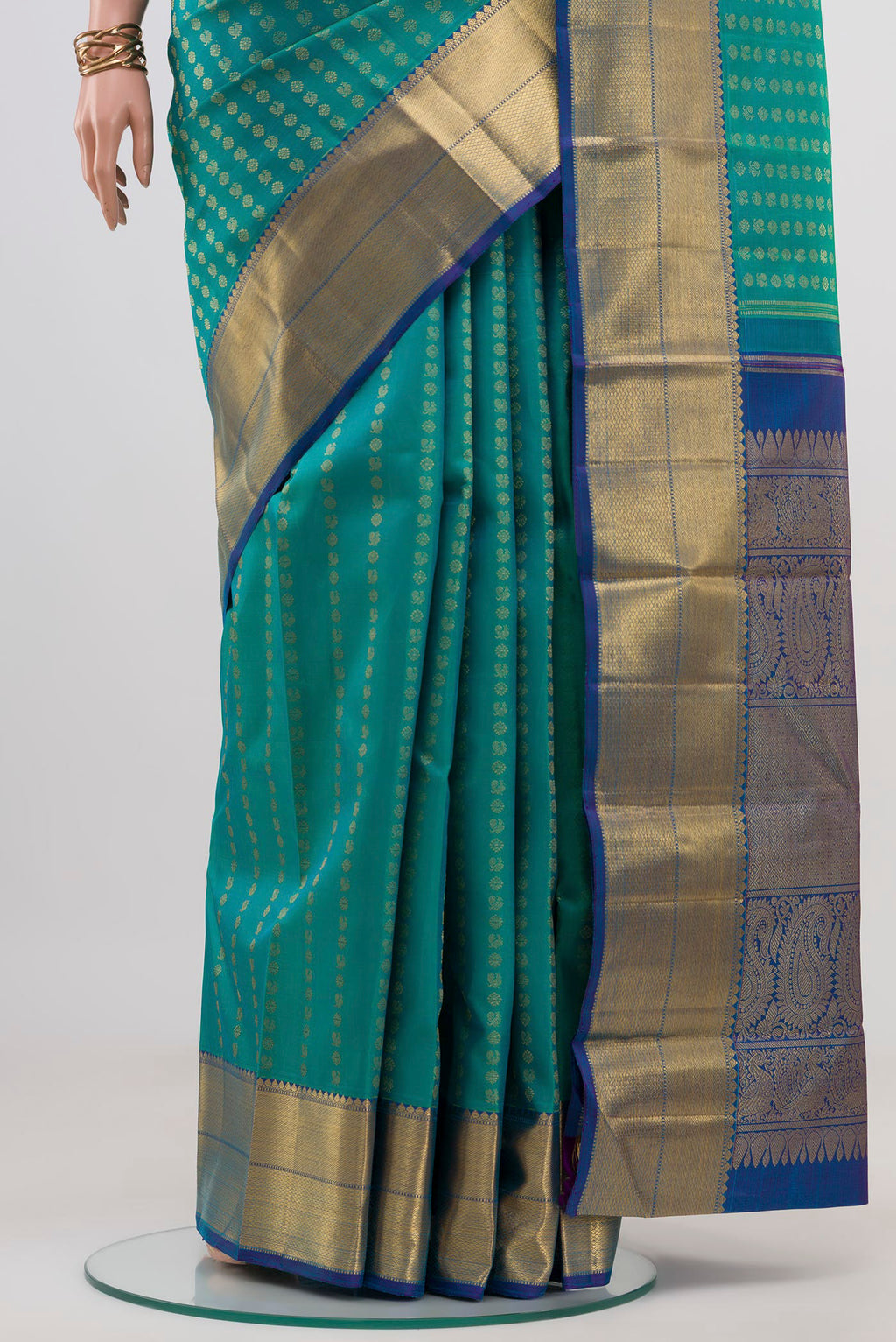 Pleats and pallu of Pure Silk Pure Zari Green Dual Tone Kanjivaram Saree with Zari Butta on the body and Zari Border. 