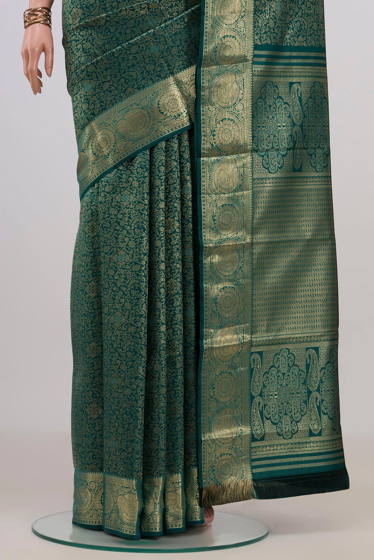 Pleats and pallu of Pure Silk Green Kanjivaram Saree with Zari Brocade on the body and Zari Border. 