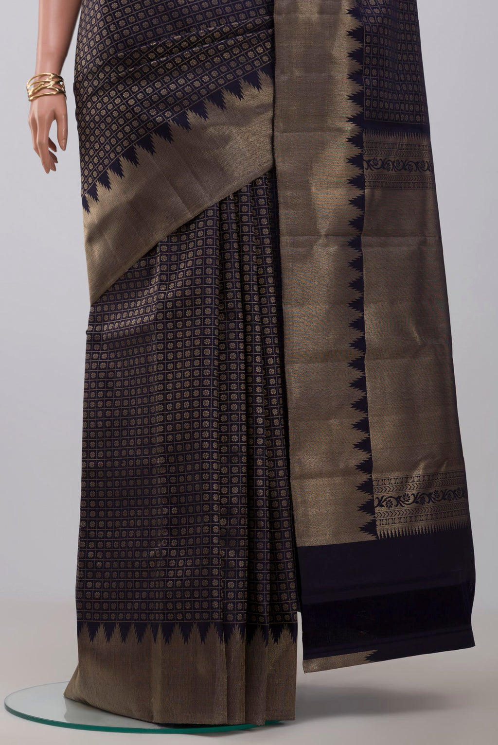 Pleats and pallu of Blue Kanchipuram Silk Saree with Checked design on the body and Temple Border. 