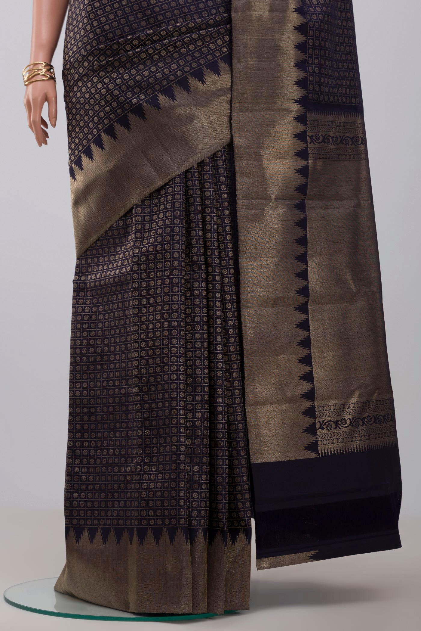 Pleats and pallu of Blue Kanchipuram Silk Saree with Checked design on the body and Temple Border. 