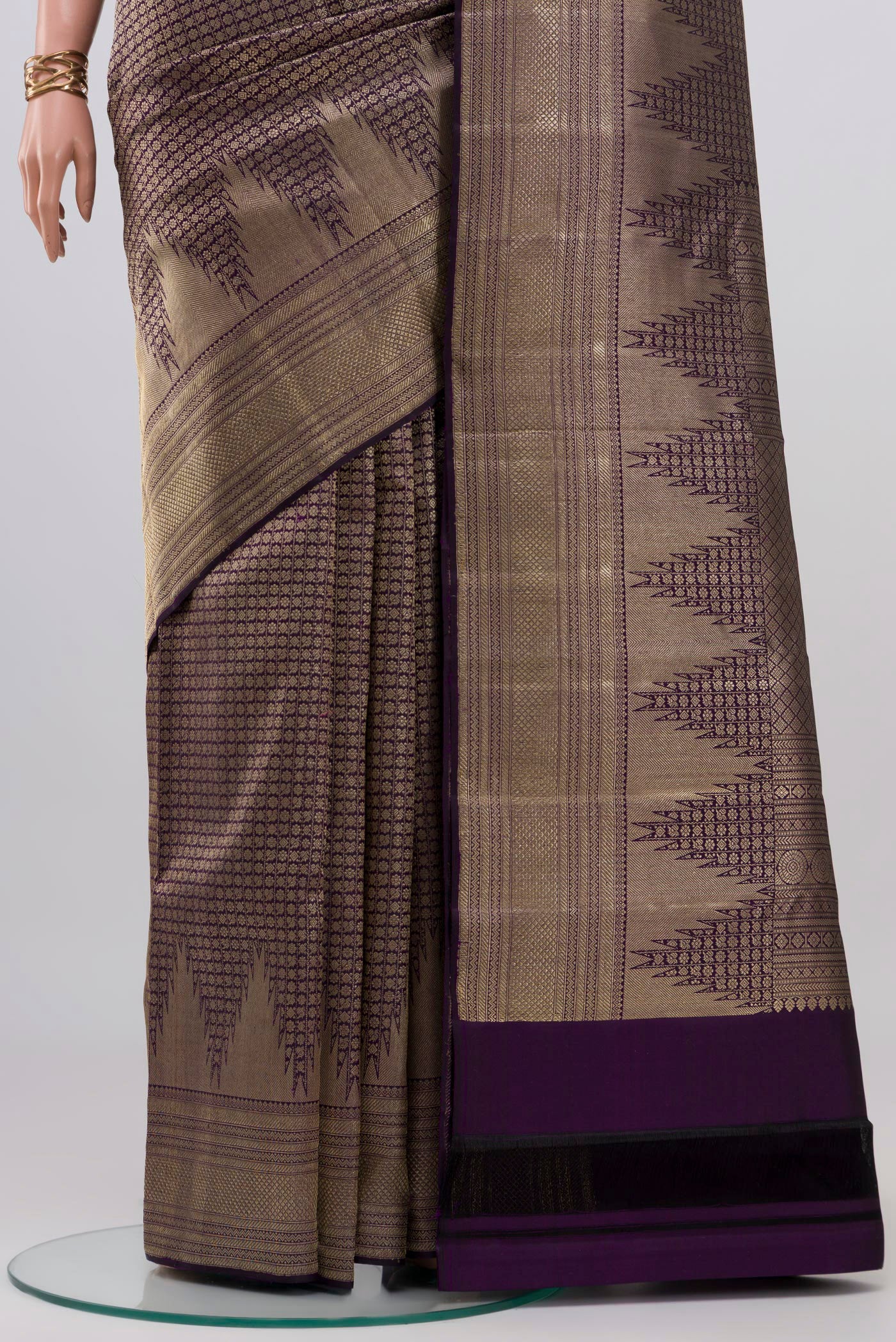 Pleats and pallu of Navy Blue Kanchipuram Silk Saree with Zari Brocade on the body and Zari Border. 