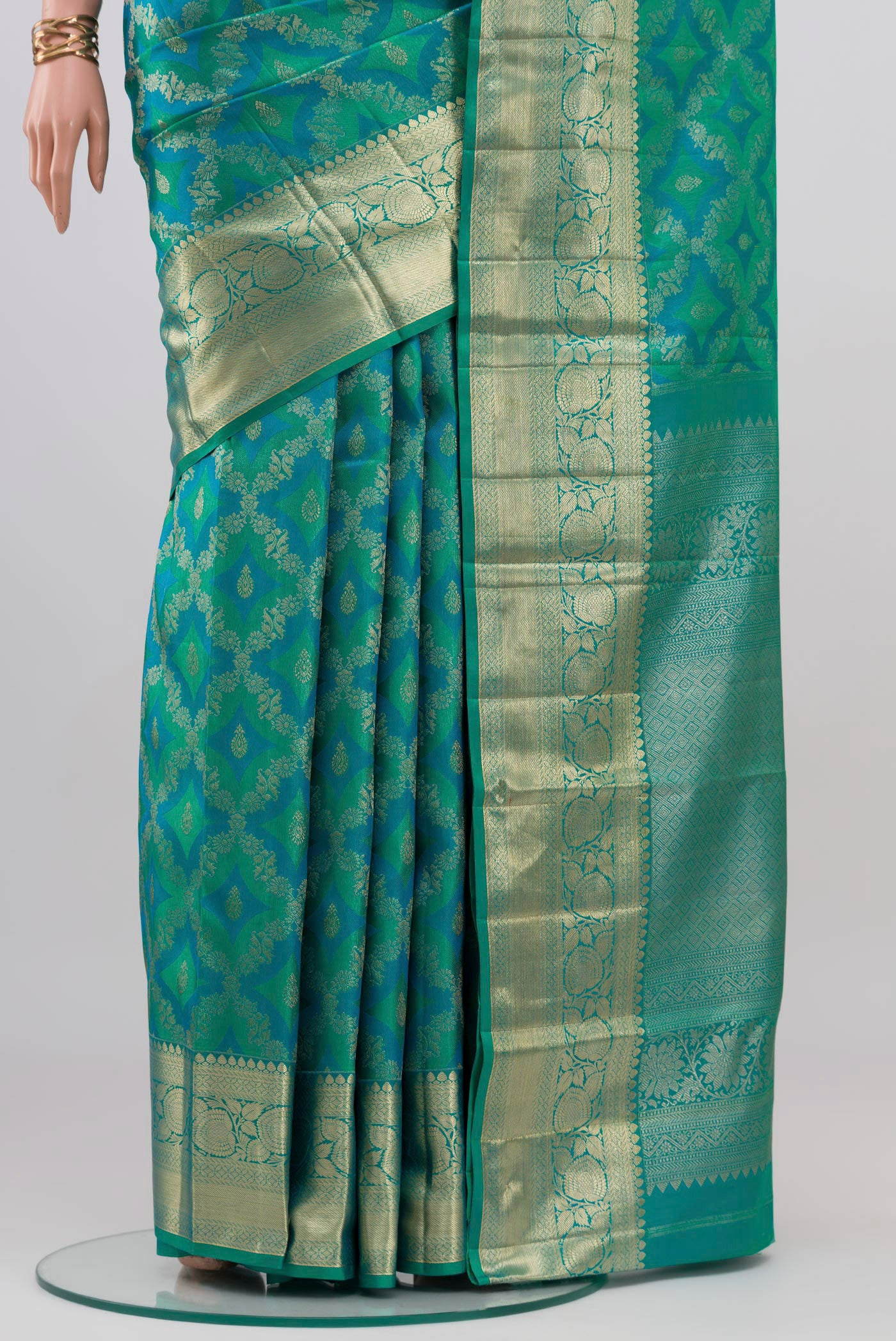 Pleats and pallu of Blue Dual Tone Kanjivaram Silk Saree with Zari Brocade on the body and Zari Border. 