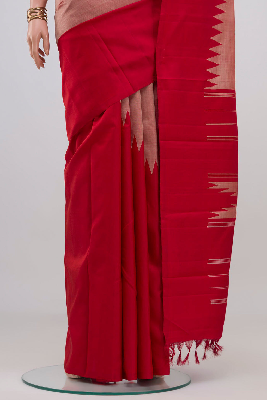 Pleats and pallu of Rose Gold Kanchipuram Silk Saree with Plain Body and Temple Border. 