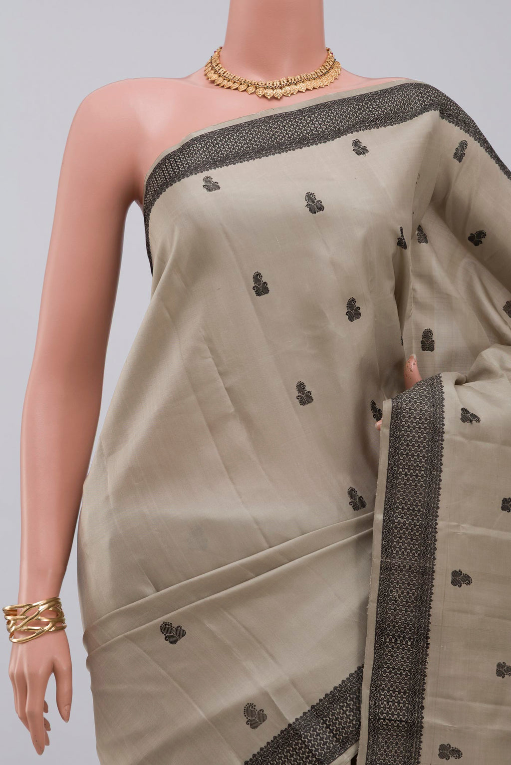 Border image of Grey Kanchipuram Saree with Thread Butta on the body and Thread Border. 