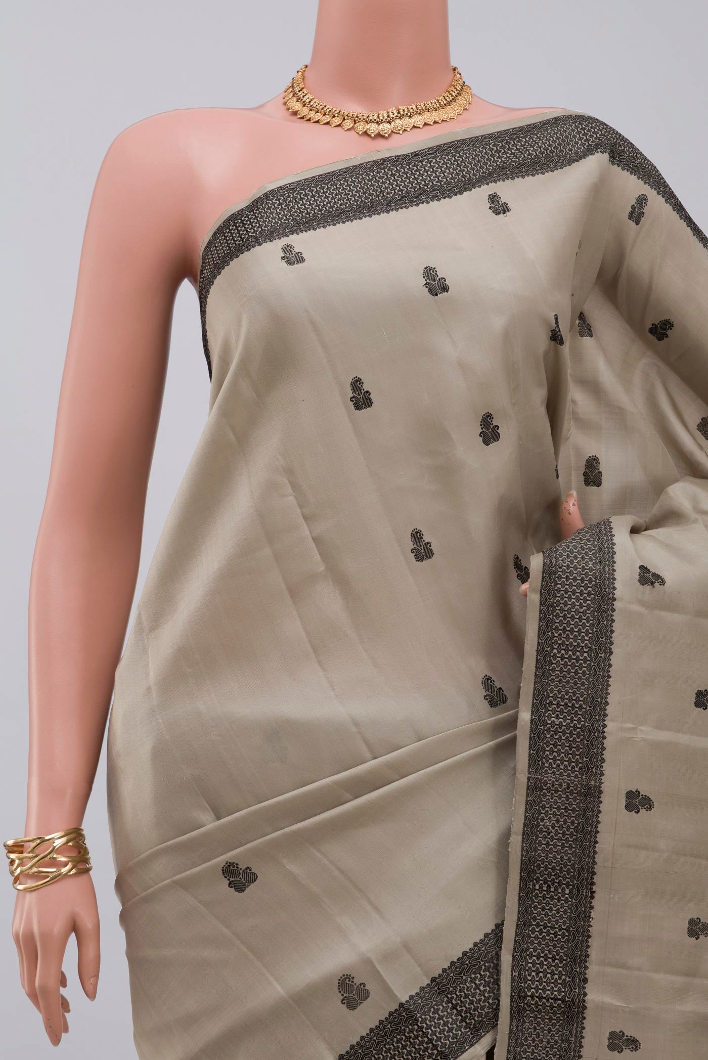 Border image of Grey Kanchipuram Saree with Thread Butta on the body and Thread Border. 