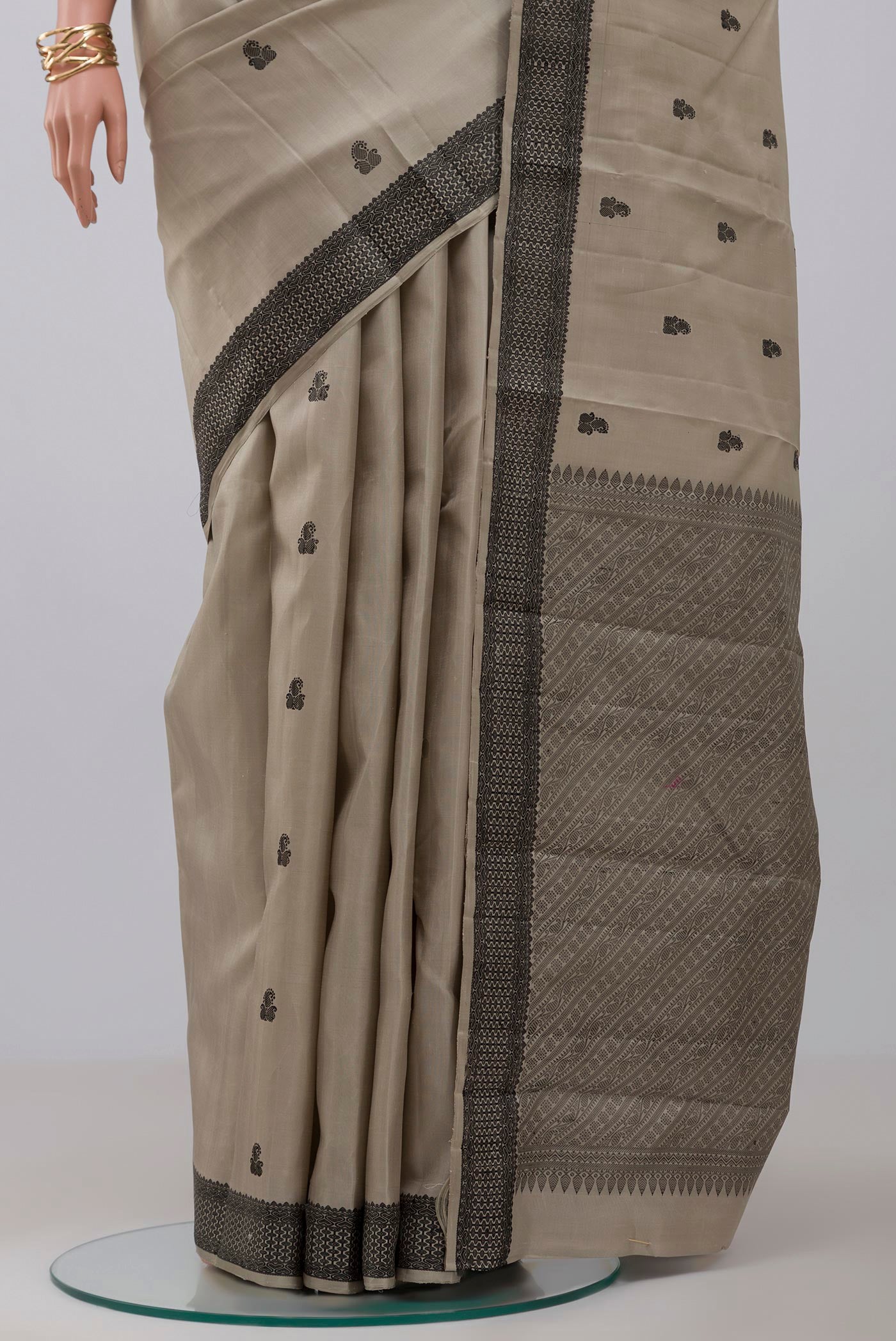 Pleats and pallu of Grey Kanchipuram Saree with Thread Butta on the body and Thread Border. 
