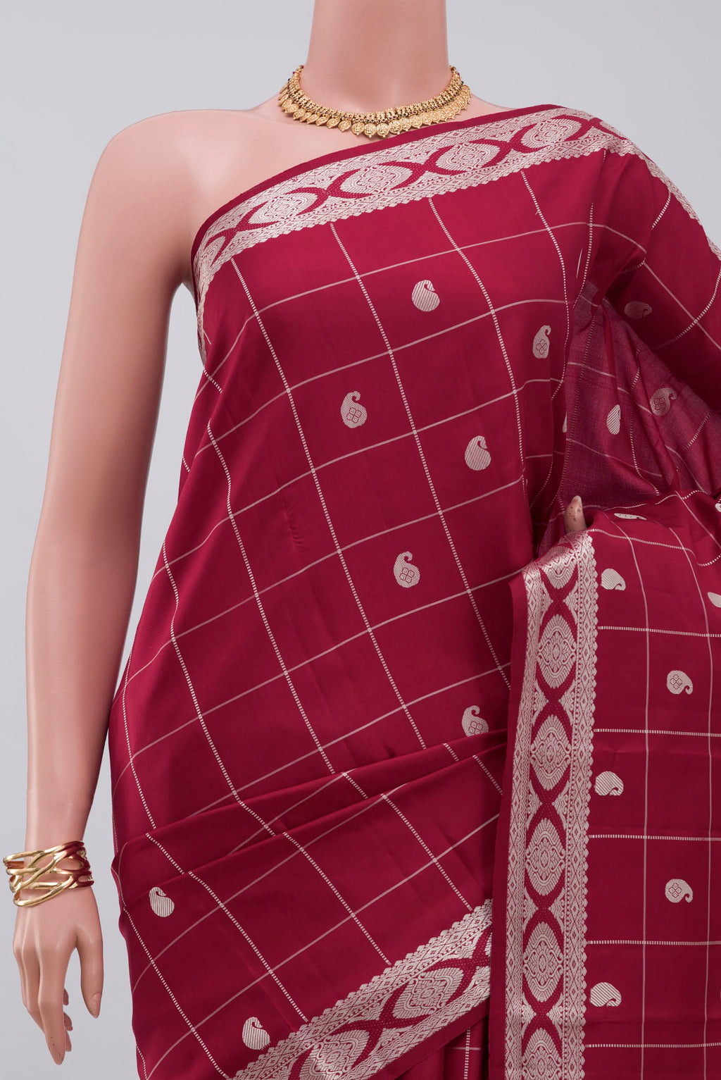 Border image of Maroon Kanjivaram Saree with Checked design on the body and Thread Border. 