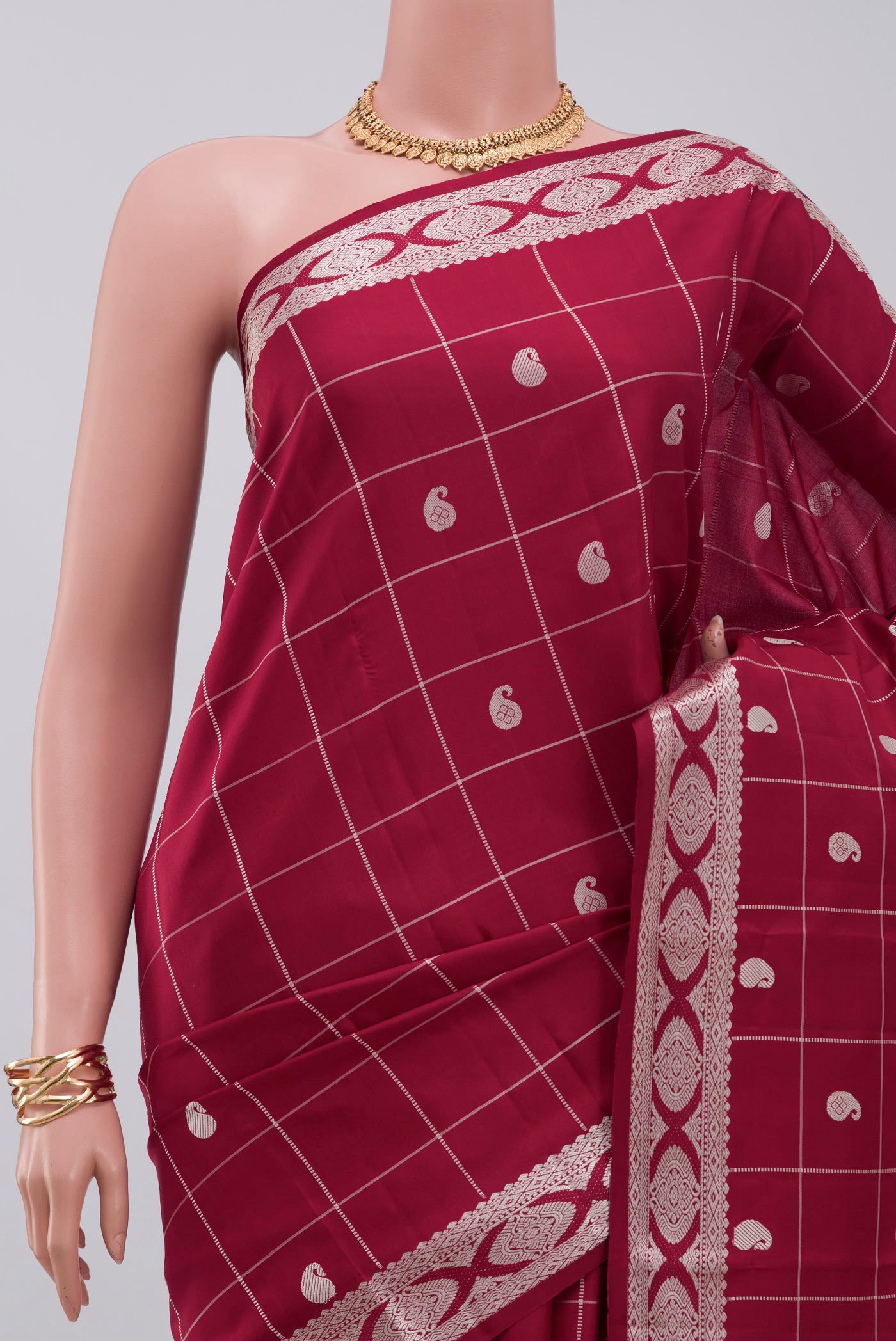 Border image of Maroon Kanjivaram Saree with Checked design on the body and Thread Border. 