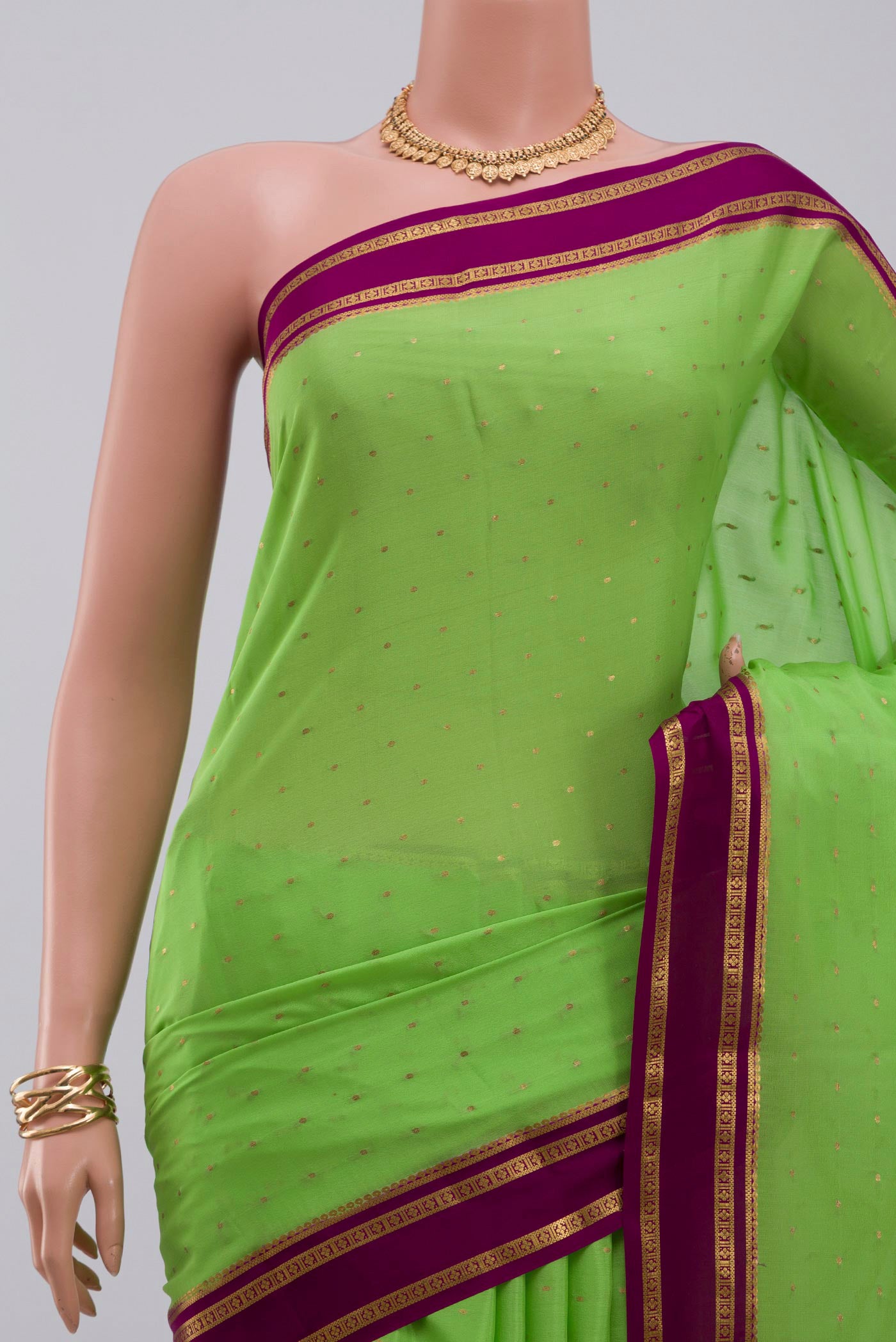 Border image of Green Crepe Saree with Zari Butta on the body and Zari Border. 