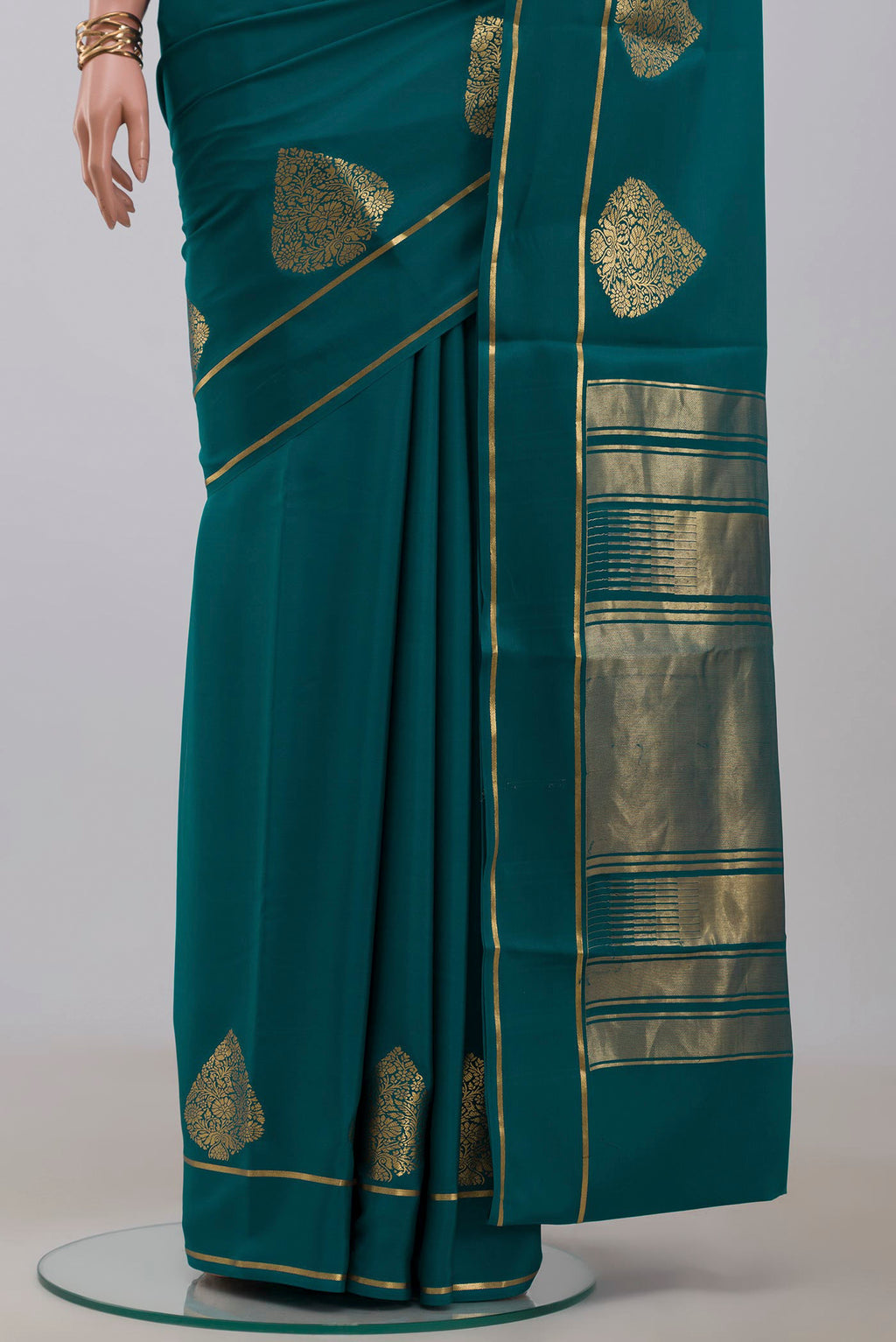 Pleats and pallu of Blue Crepe Saree with Plain Body and Thin Zari Line. 