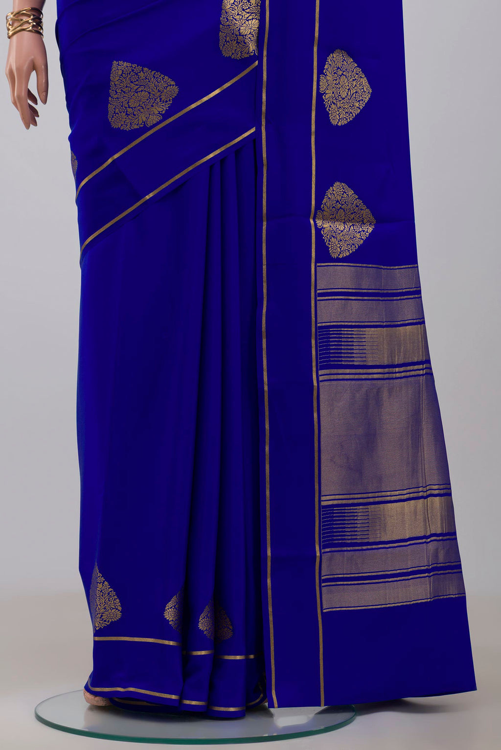 Pleats and pallu of Blue Crepe Saree with Plain Body and Thin Zari Line. 