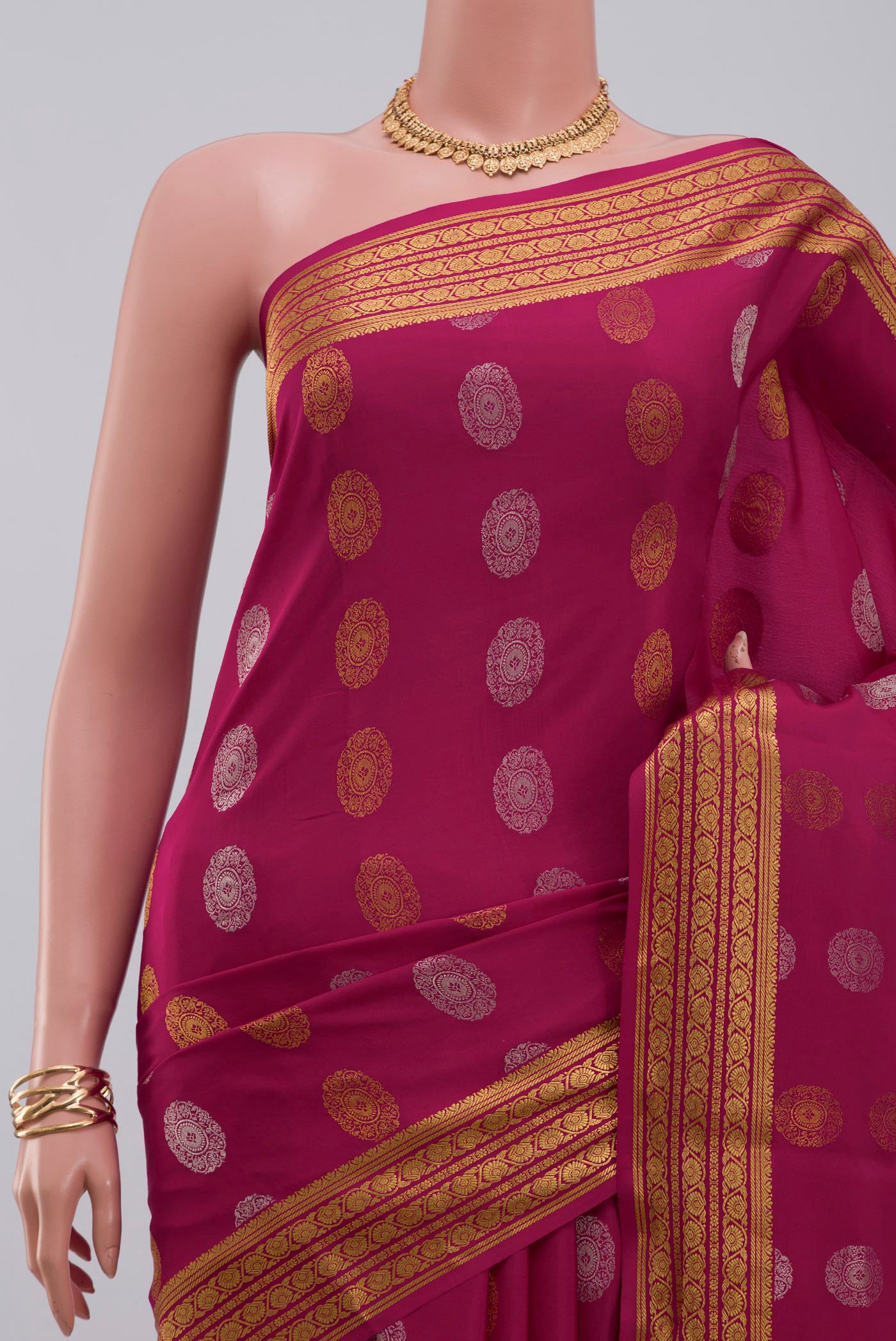 Border image of Pink Crepe Saree with Zari Butta on the body and Zari Border. 