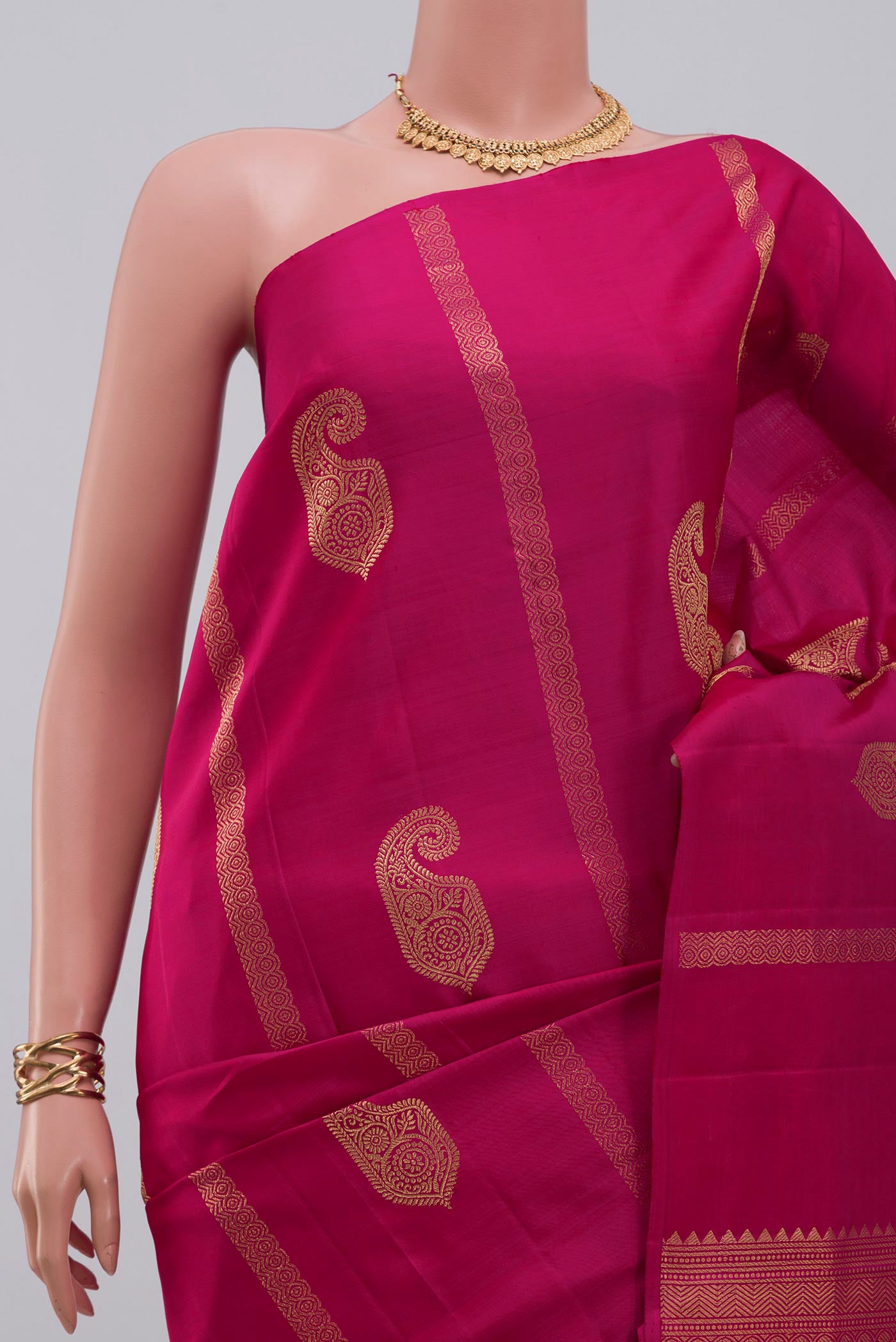 Border image of Rani Pink Kanchipuram Silk Saree with Zari Butta on the body and Without Border. 