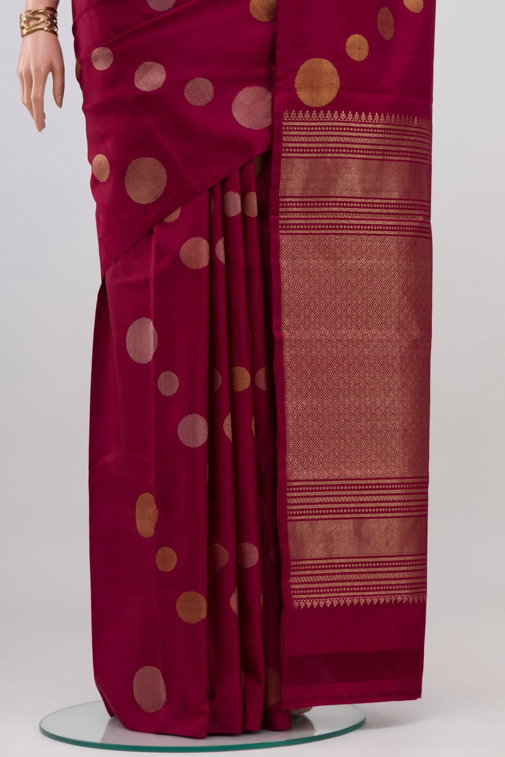 Pleats and pallu of Maroon Kanjivaram Silk Saree with Zari Butta on the body and Without Border. 
