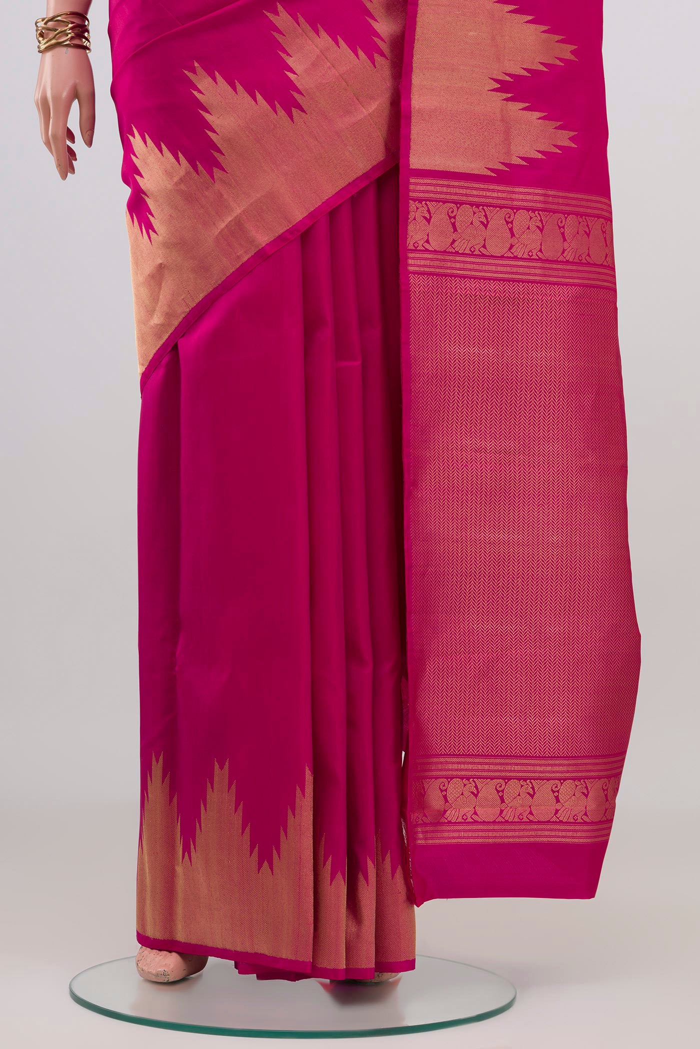 Pleats and pallu of Pink Kanchipuram Silk Saree with Plain Body and Temple Border. 
