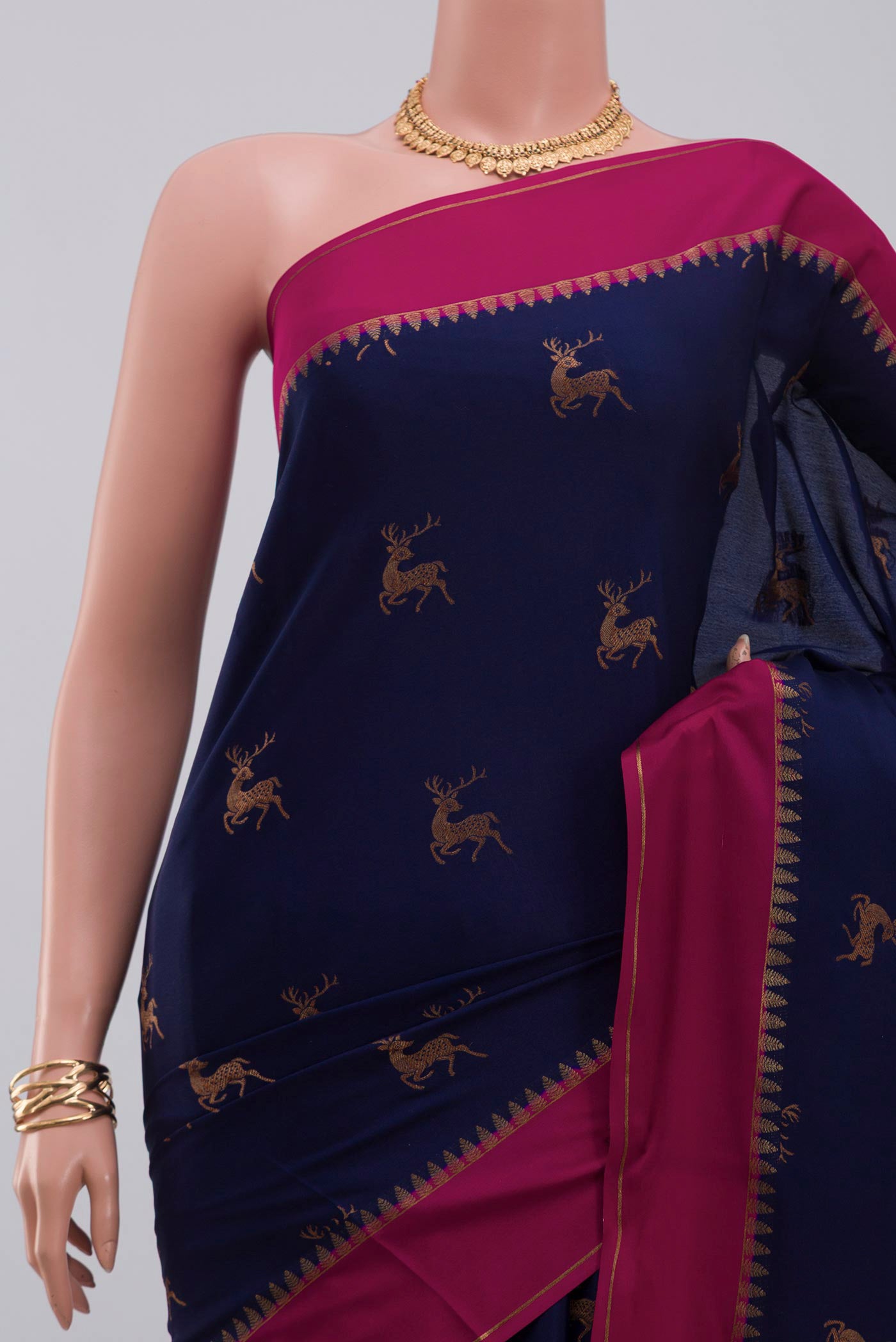 Border image of Navy Blue Crepe Saree with Zari Butta on the body and Thin Zari Line. 
