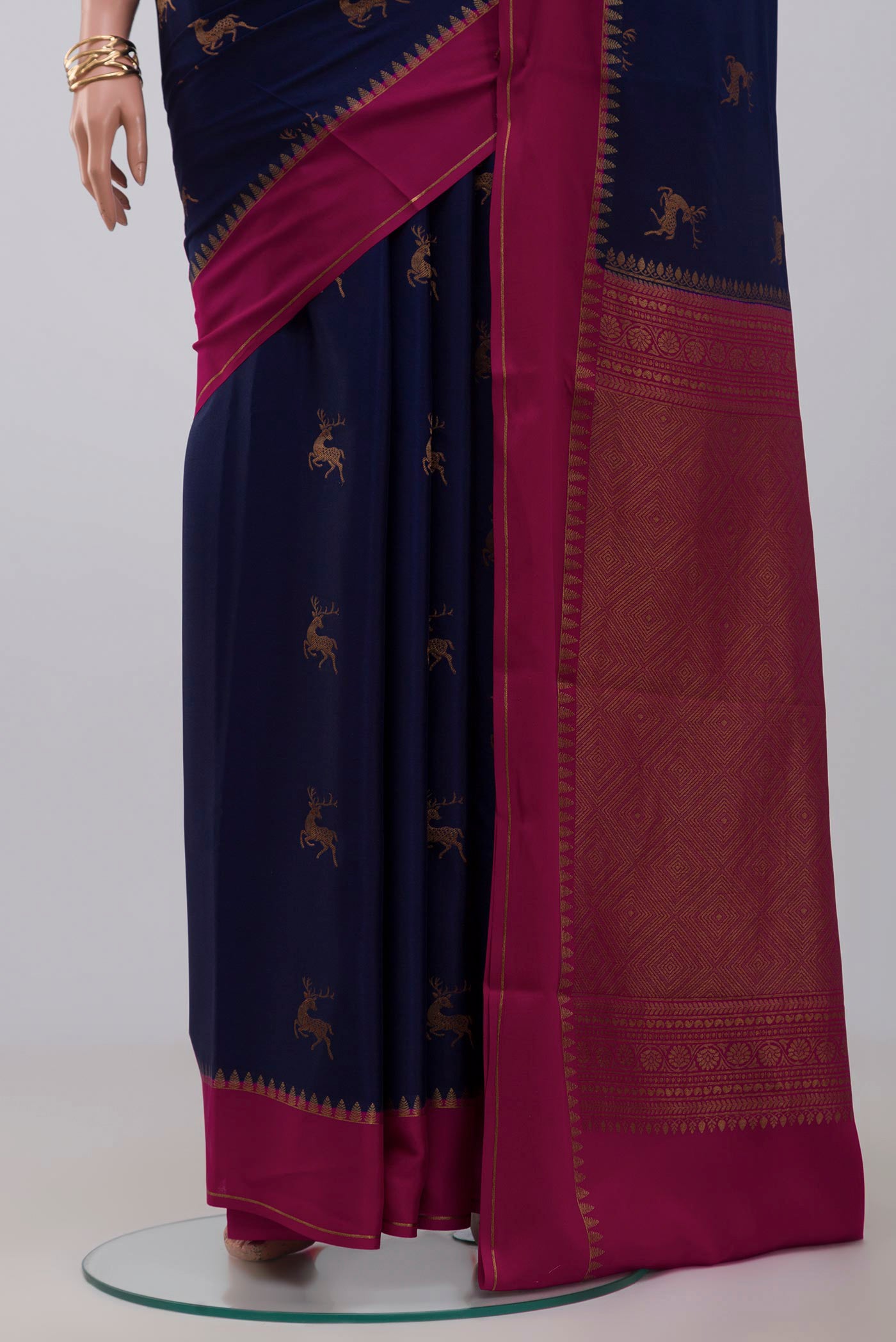 Pleats and pallu of Navy Blue Crepe Saree with Zari Butta on the body and Thin Zari Line. 