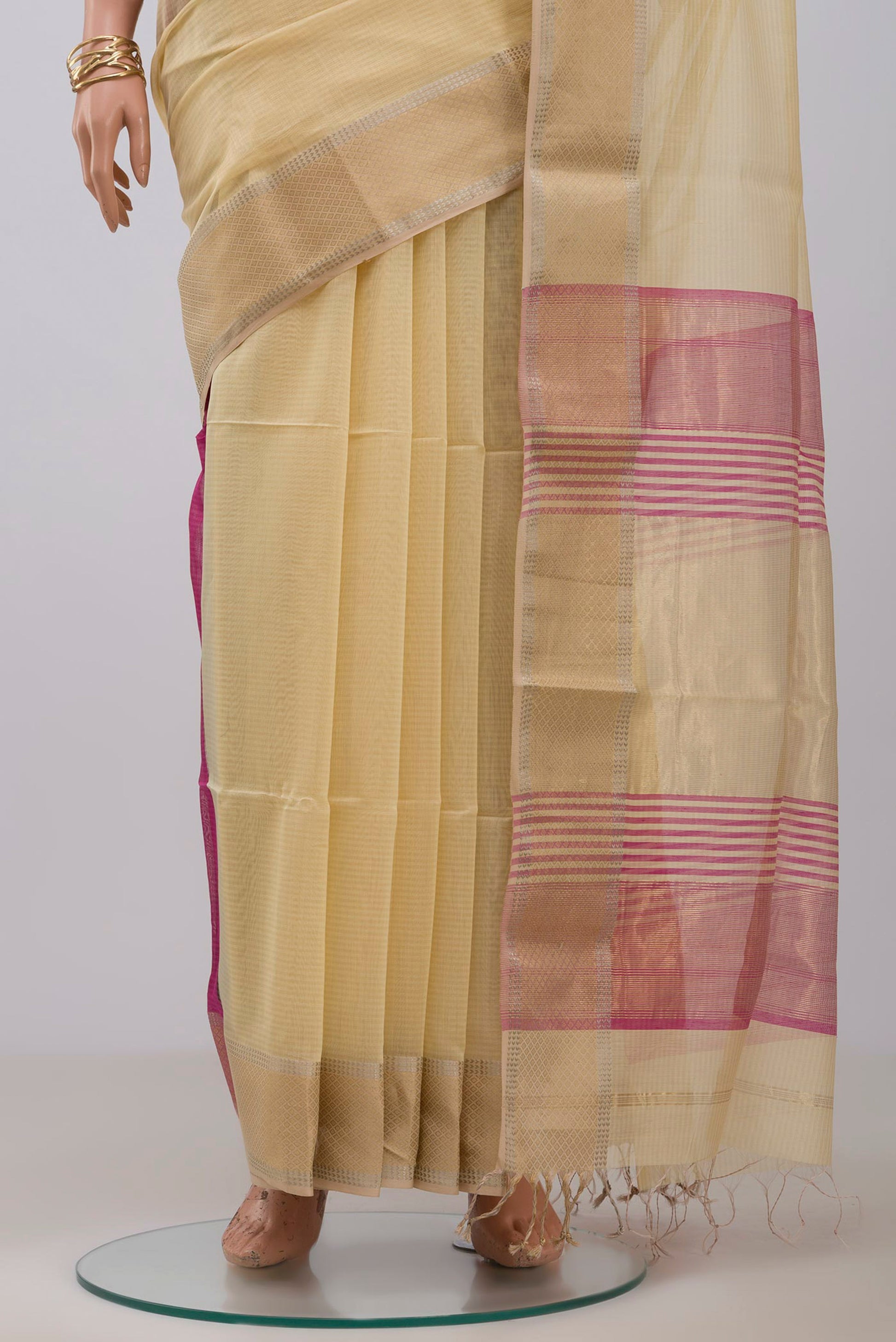 Pleats and pallu of Yellow Maheshwari Silk Cotton Saree with Plain Body and Zari Border. 
