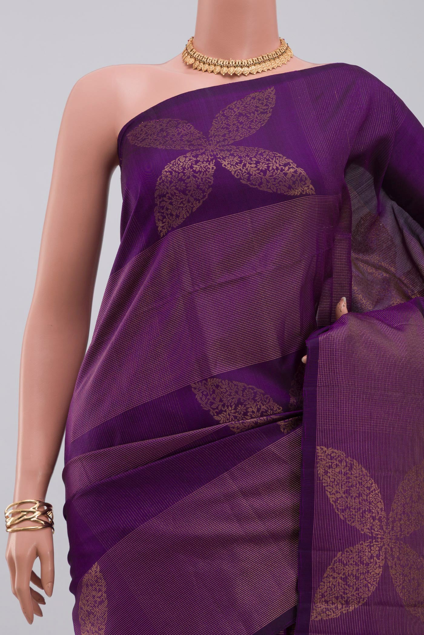 Border image of Blue Soft Silk Saree with Fancy on the body and Without Border. 