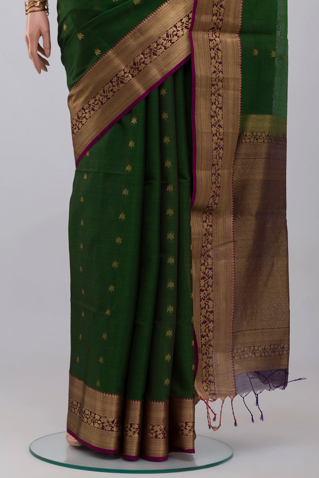 Pleats and pallu of Green Silk Cotton Saree with Zari Butta on the body and Zari Border. 