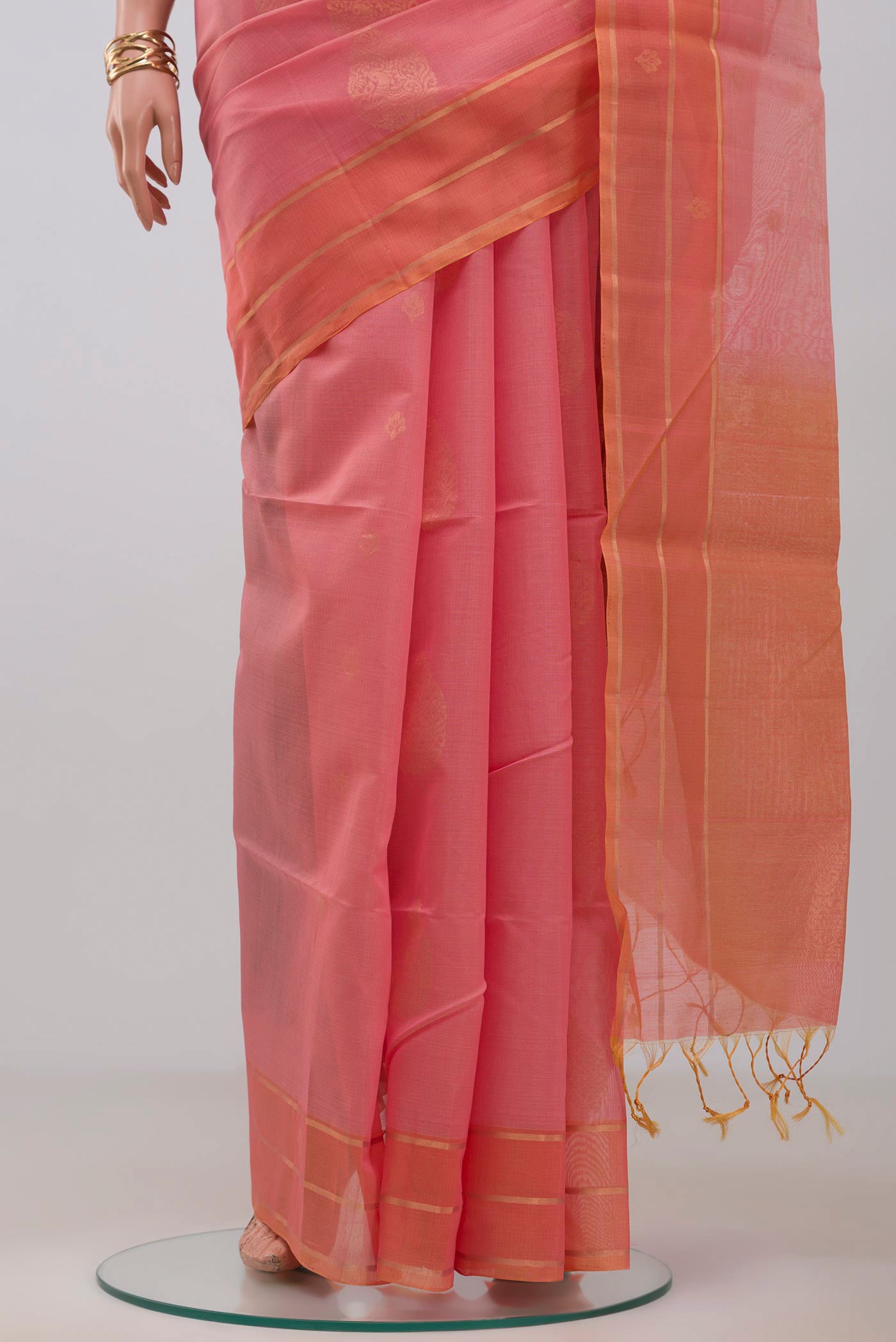 Pleats and pallu of Pink Silk Cotton Saree with Zari Butta on the body and Thin Zari Line. 