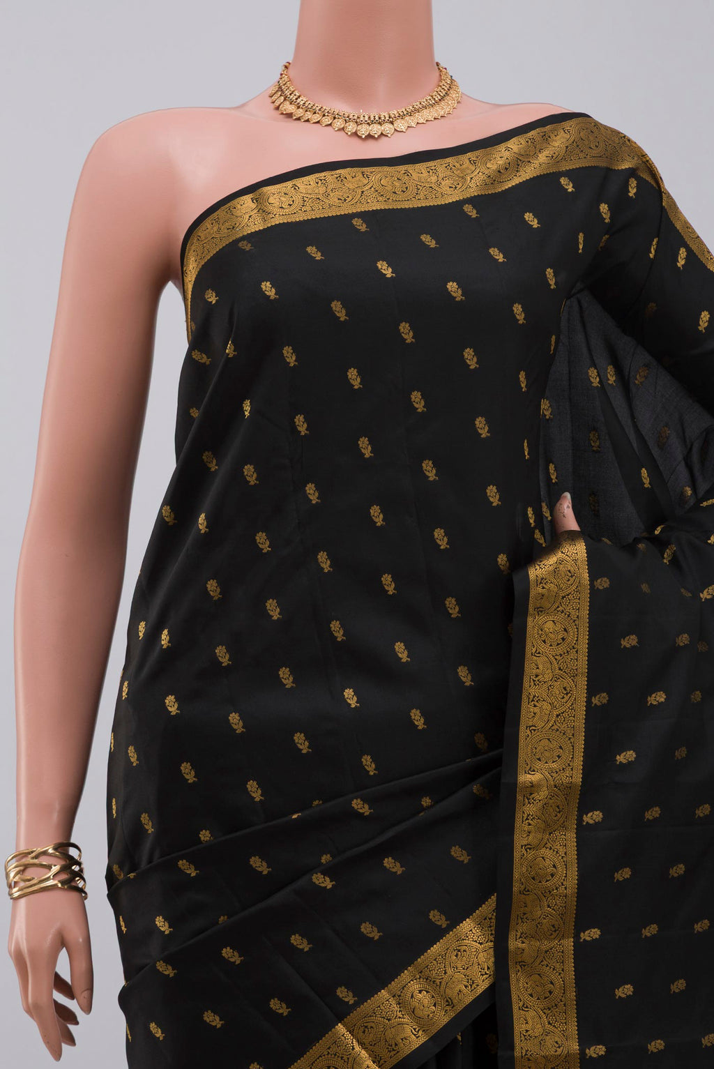 Border image of Black Kanchipuram Saree with Zari Butta on the body and Zari Border. 