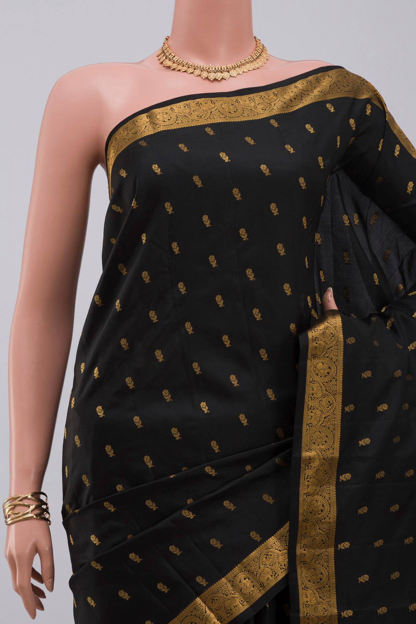 Border image of Black Kanchipuram Saree with Zari Butta on the body and Zari Border. 