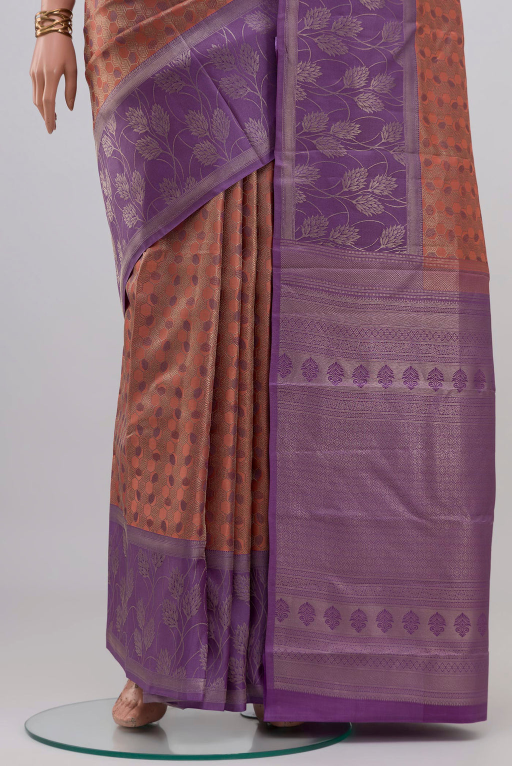 Pleats and pallu of Mauve Kanchipuram Silk Saree with Zari Brocade on the body and Fancy Border. 