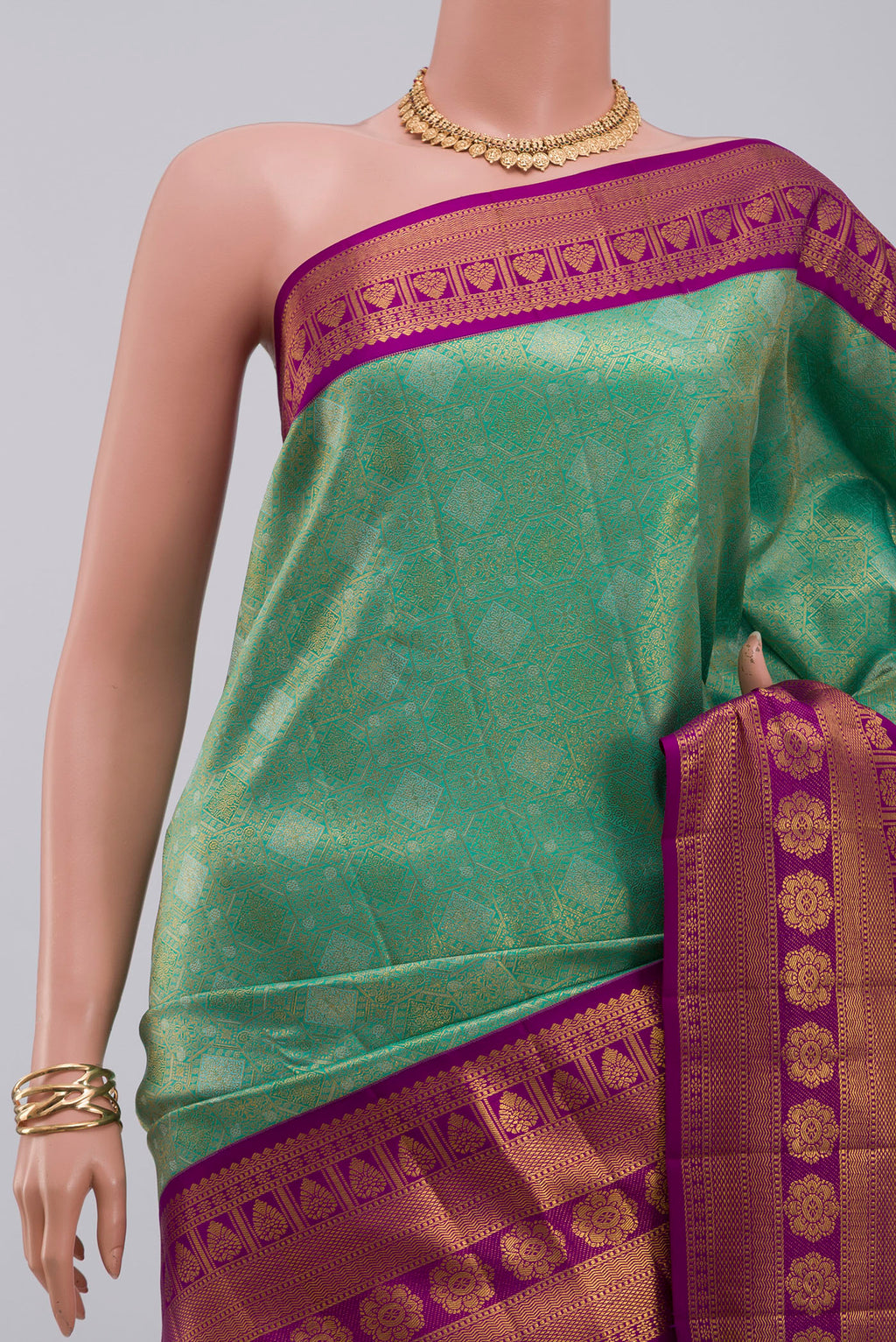 Border image of Green Kanchipuram Silk Saree with Zari Brocade on the body and Zari Border. 