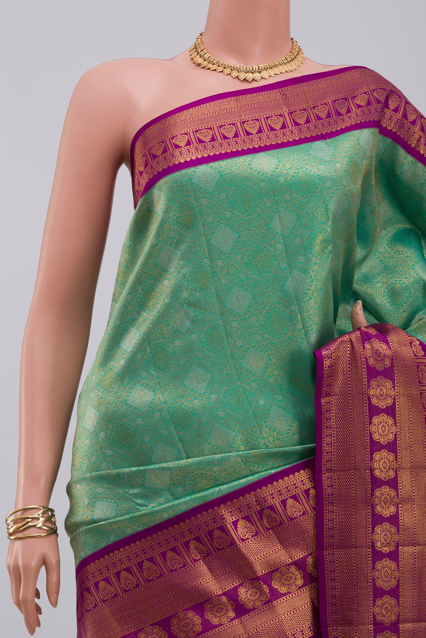 Border image of Green Kanchipuram Silk Saree with Zari Brocade on the body and Zari Border. 