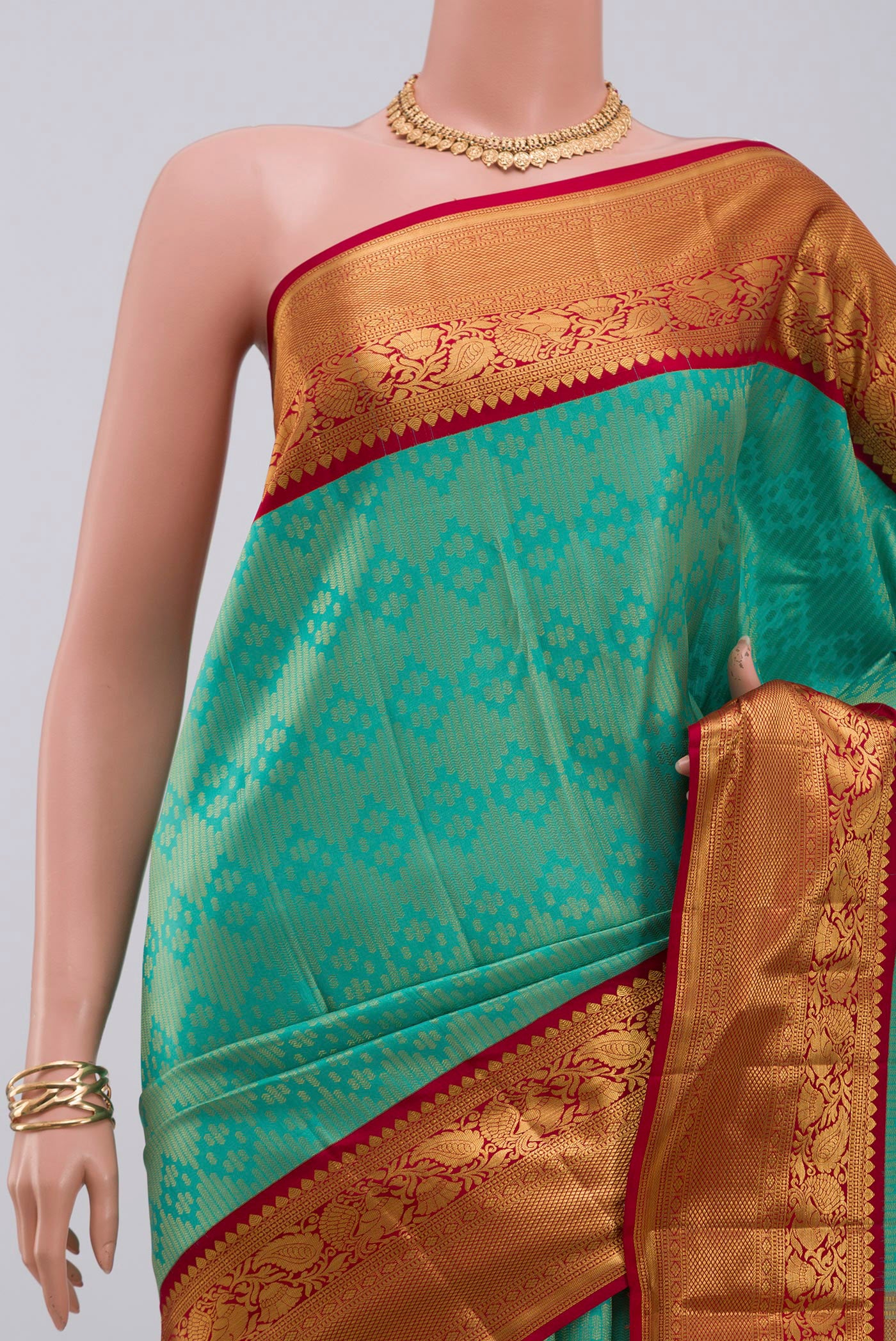 Border image of Green Kanchipuram Silk Saree with Zari Brocade on the body and Zari Border. 