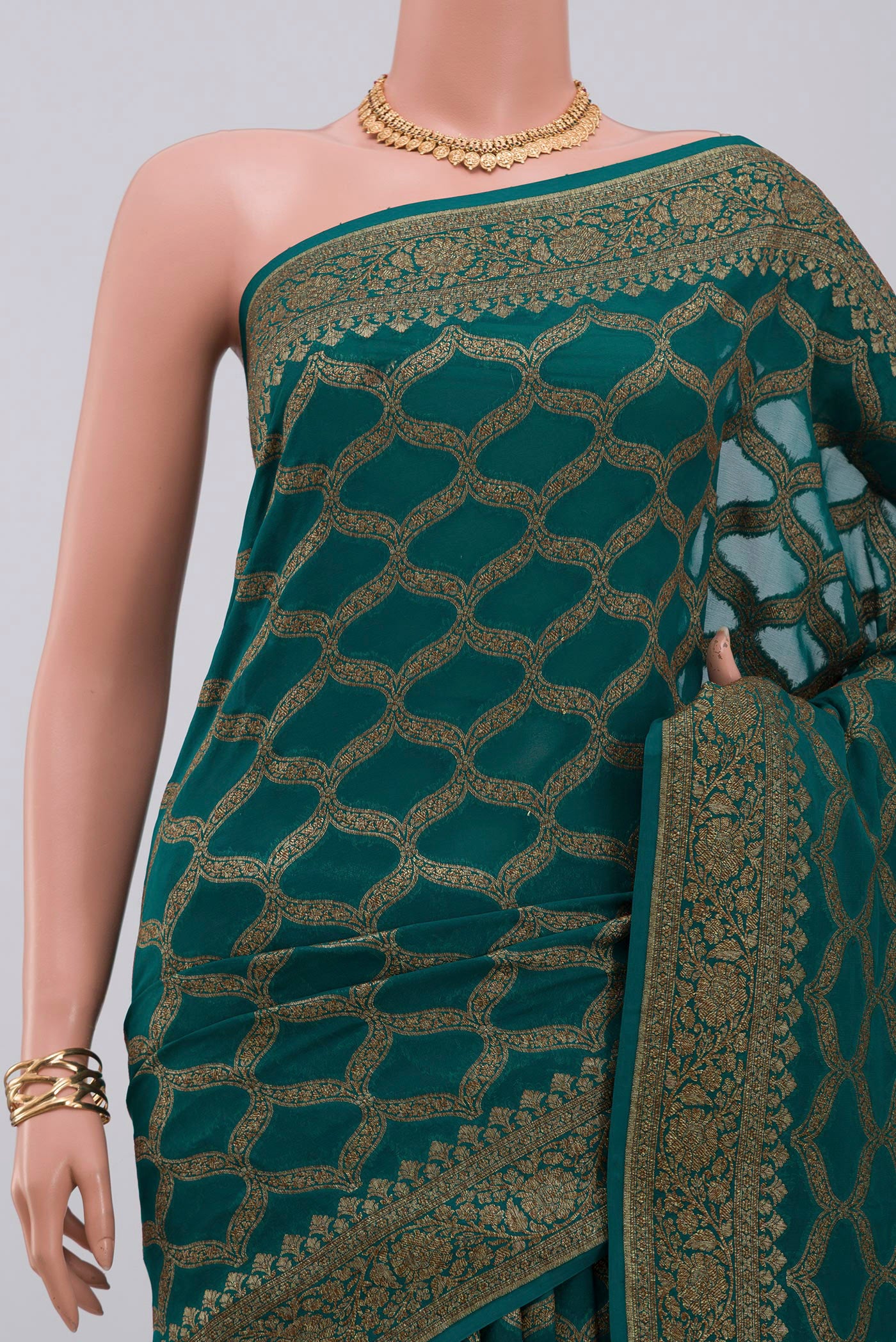 Border image of Green Georgette Saree with Fancy on the body and Zari Border. 