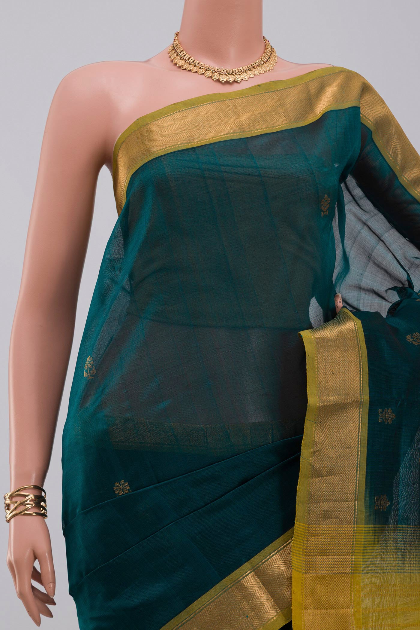 Border image of Bottle Green Silk Cotton Saree with Zari Butta on the body and Zari Border. 