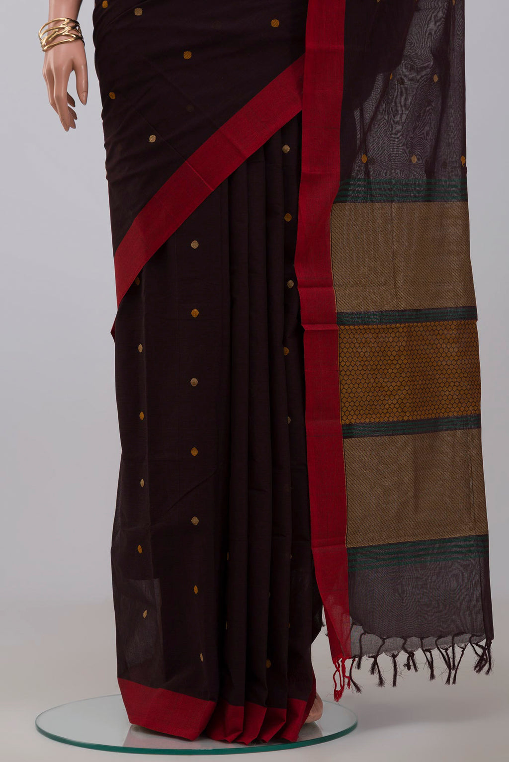 Pleats and pallu of Brown Kanchi Cotton Saree with Thread Butta on the body and Plain Border. 