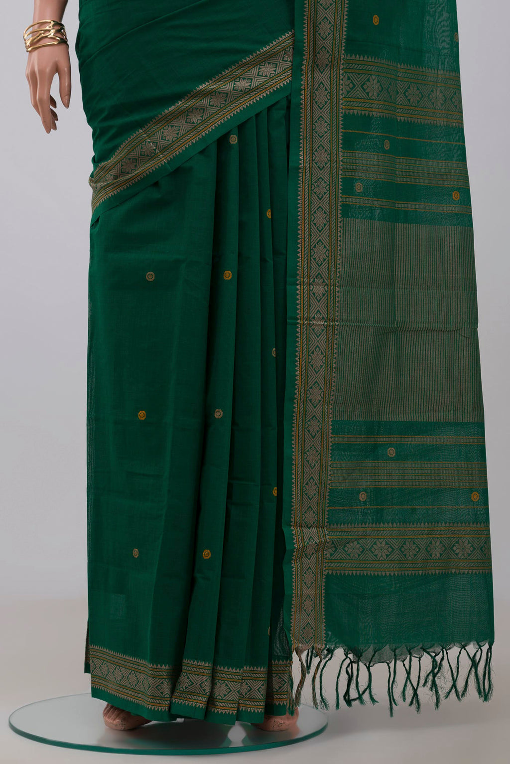 Pleats and pallu of Green Kanchi Cotton Saree with Thread Butta on the body and Thread Border. 