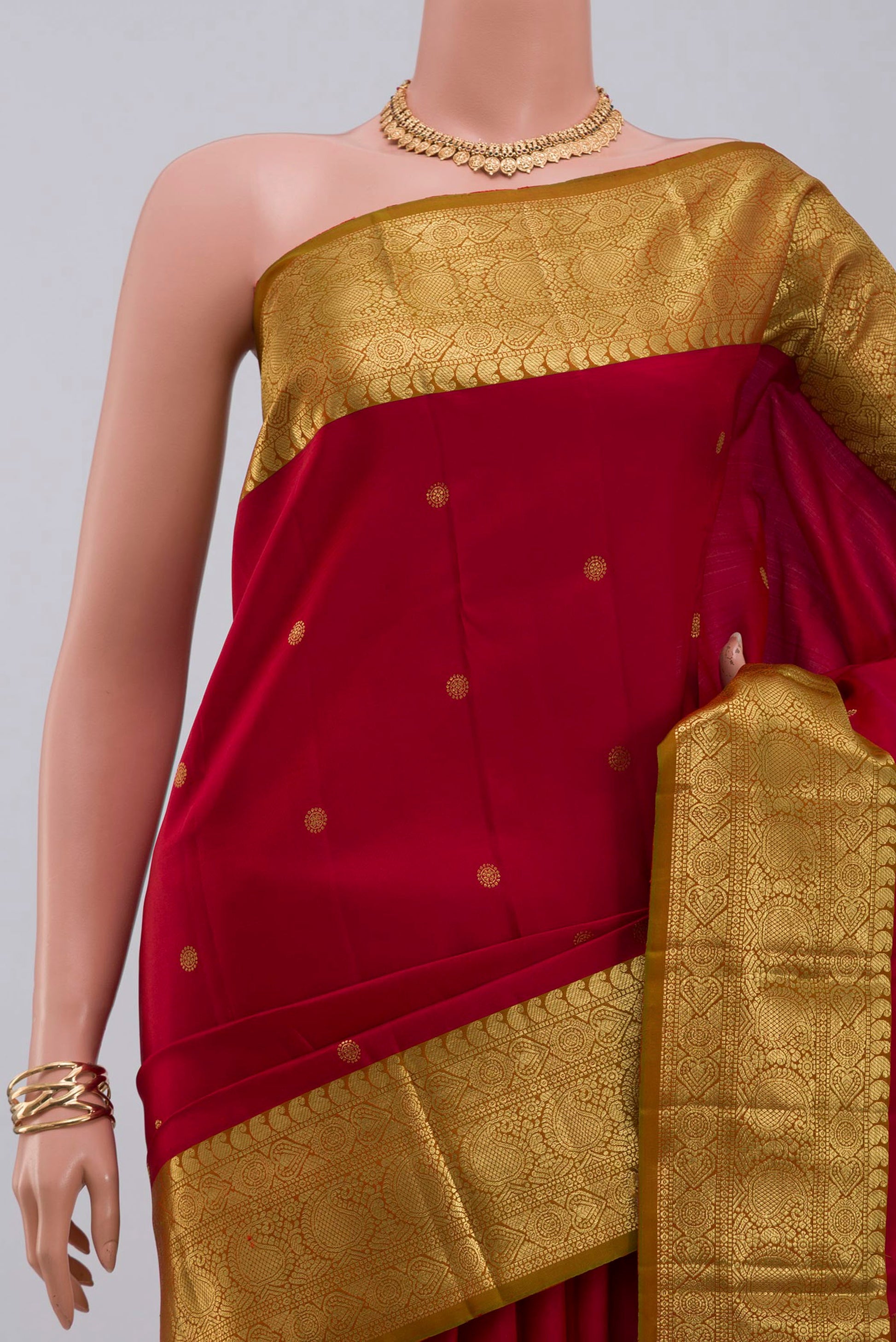 Border image of Maroon Kanchipuram Saree with Zari Butta on the body and Zari Border. 